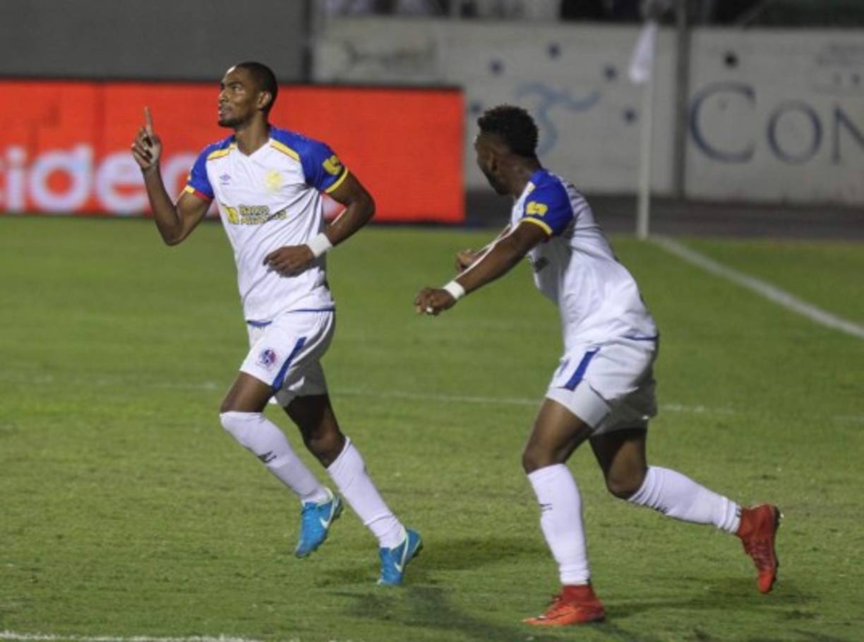 Jerry Bengtson corre a celebrar su tercer gol, el triplete.