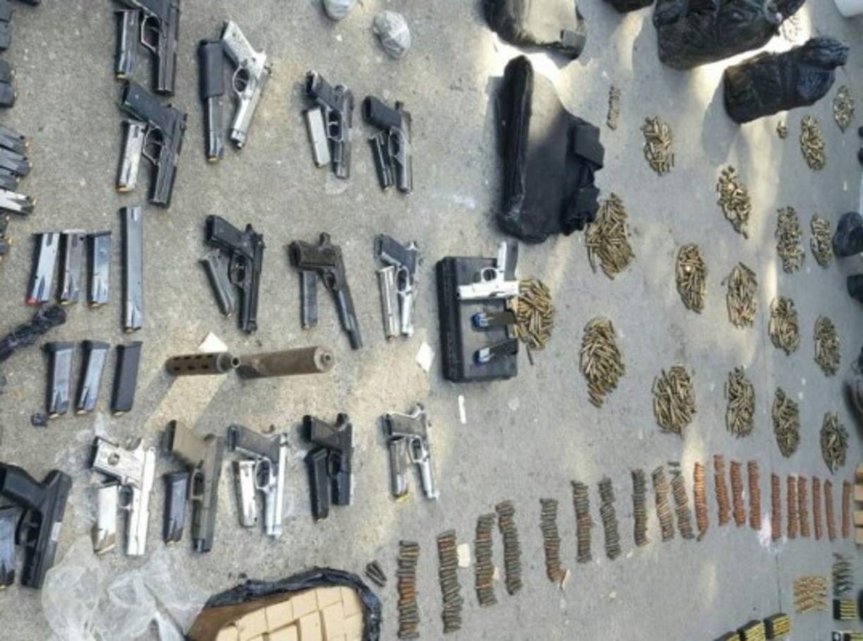 Parte de las armas decomisadas en el centro penal de San Pedro Sula.
