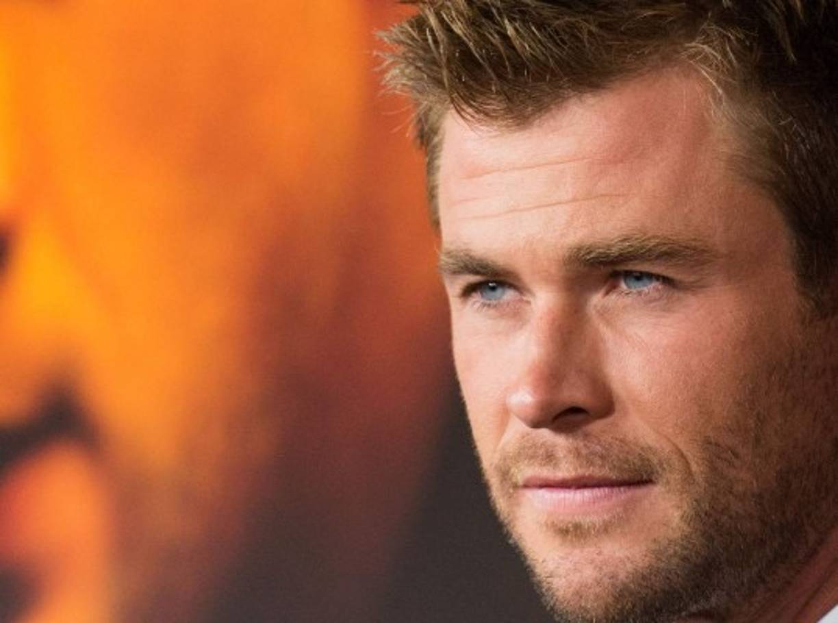 Si acaso existe el espécimen masculino perfecto, Chris es lo más cercano en la faz de la tierra. 1.90 mts. de estatura, güero, pelo largo, ojos azules, pectorales y abdominales de acero y unos brazos que cualquier fisiculturista envidiaría.