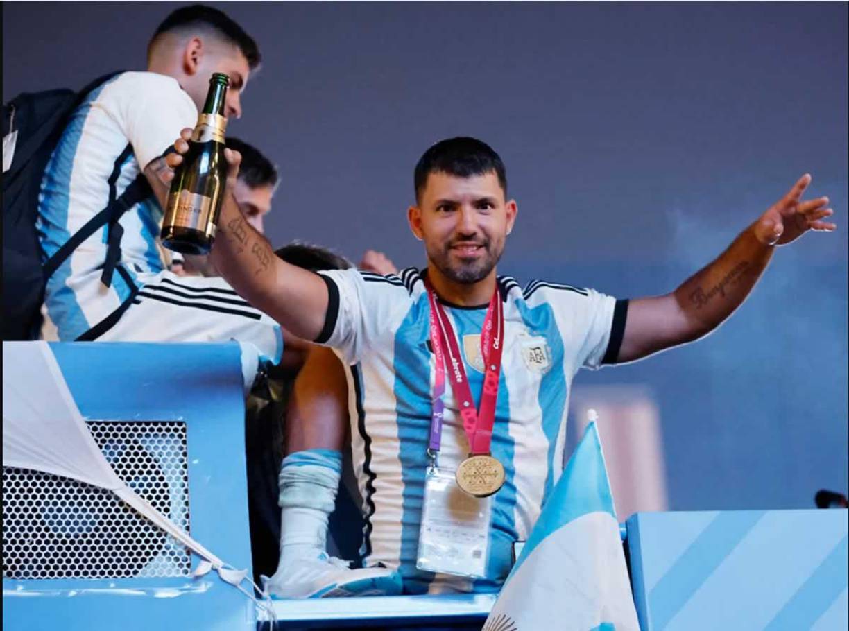 Sergio ‘El Kun’ Agüero se sumó a los festejos en la caravana y celebró con champagne.