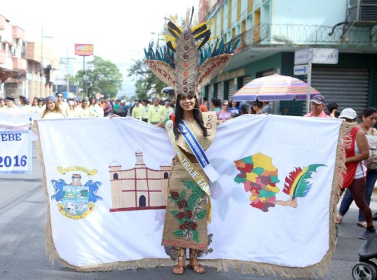 Asombrosas creaciones típicas impresiona en desfiles patrios.