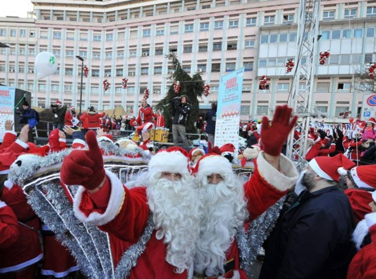 Italia. Navidad adelantada. Cientos de personas disfrazadas de Santa Claus llevaron regalos a los niños enfermos en el hospital infantil de Turín.