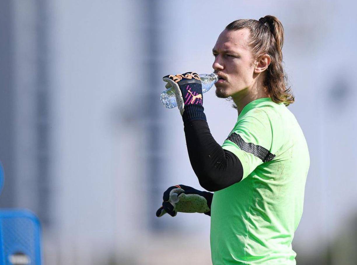 Informa Fabrizio Romano que el PSG está a punto de hacer oficial un acuerdo con el portero ruso Matvey Safonov y su fichaje rondaría los 20 millones de euros.