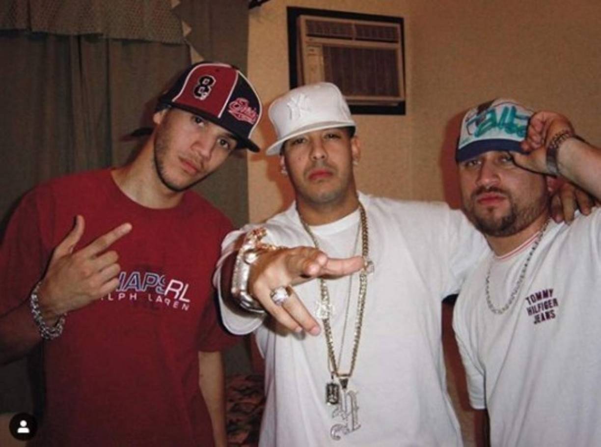 Durante sus inicios Sy logró ser un cantante reconocido dentro y fuera de Honduras, en esta imagen está al lado del famoso Daddy Yankee. 'Realmente nunca me aparté de la música. Es imposible la llevo en las venas'. <br/><br/>Pero su regreso va más allá de solo volver a sentir la adrenalina y la emoción de cantar sobre un escenario, ya que Sy afirma que se trata de algo más especial. <br/>