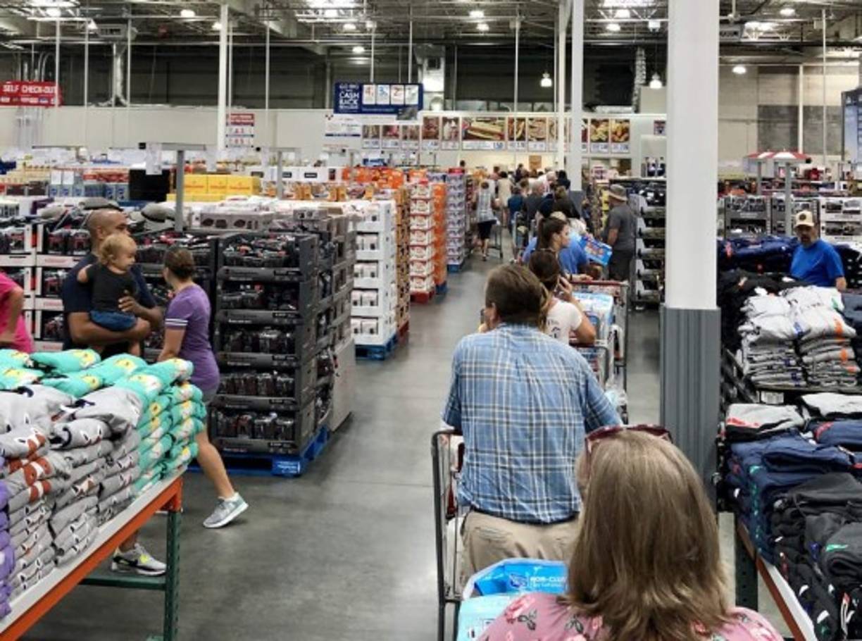 Los residentes de Las Carolinas iniciaron este lunes los preparativos para el impacto del peligroso huracán Florence, que se prevé tocará tierra en la costa este de EEUU este jueves como un ciclón de categoría mayor./@kennybeckWXII.