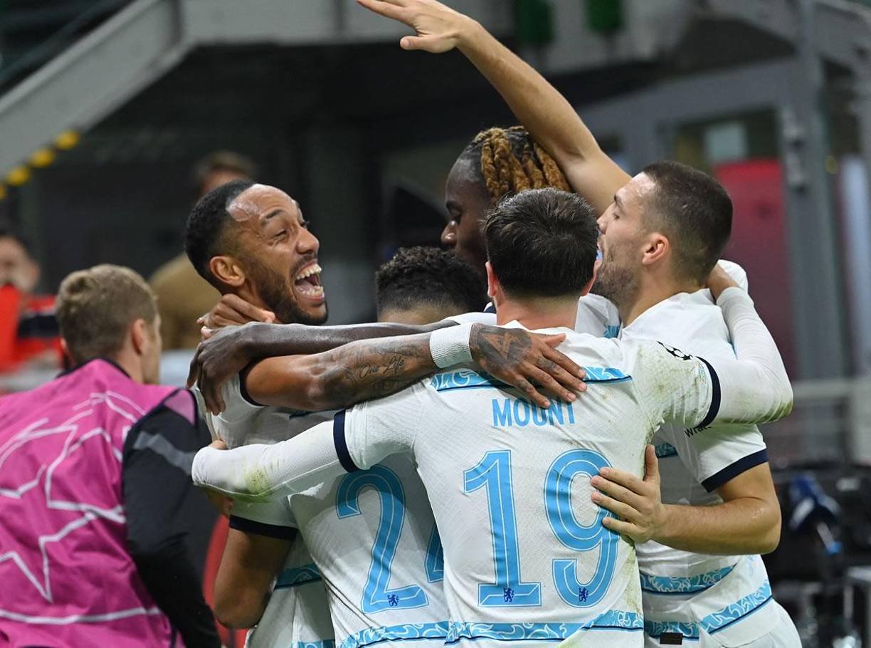 Jugadores del Chelsea celebran el gol de Pierre Emerick Aubameyang en el triunfo (0-2) contra el AC Milan.