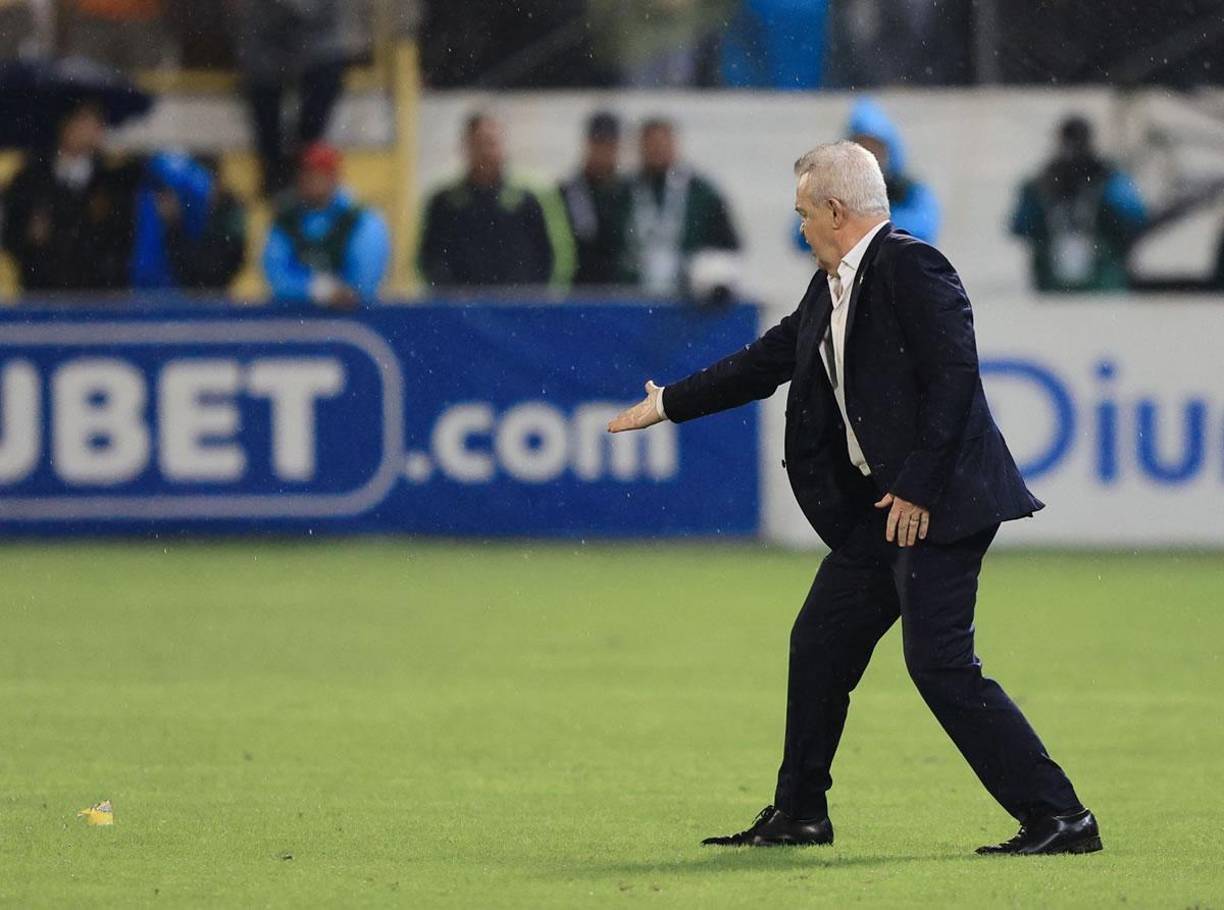 ‘Vasco‘ Aguirre se metió a la cancha por el lanzamiento de algunos objetos de aficionados hondureños.
