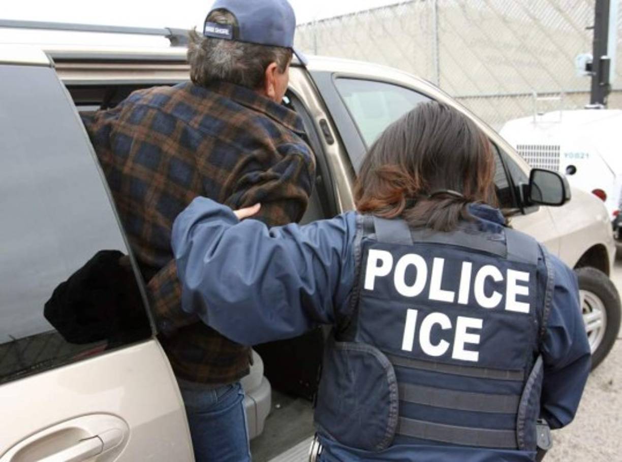 La 'venganza' de Donald Trump contra las ciudades santuario saldó con el arresto de 800 indocumentados en una panadería de Chicago, una de las principales urbes que se opone a las políticas antiinmigratorias del magnate. La pandadería Cloverhill Bakery, que elabora pan de hamburguesa para McDonald's, anunció que un tercio de sus empleados fueron detenidos en una redada migratoria realizada por agentes del Servicio de Inmigración y Aduanas (ICE), la semana pasada.