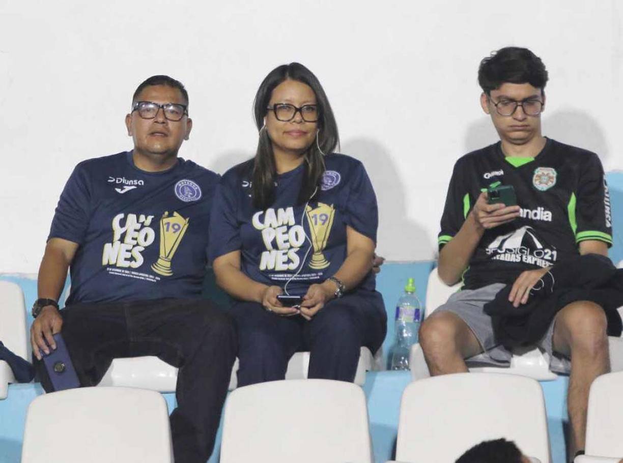 Algunos aficionados llegaron al Nacional con una camiseta de campeón del Motagua.