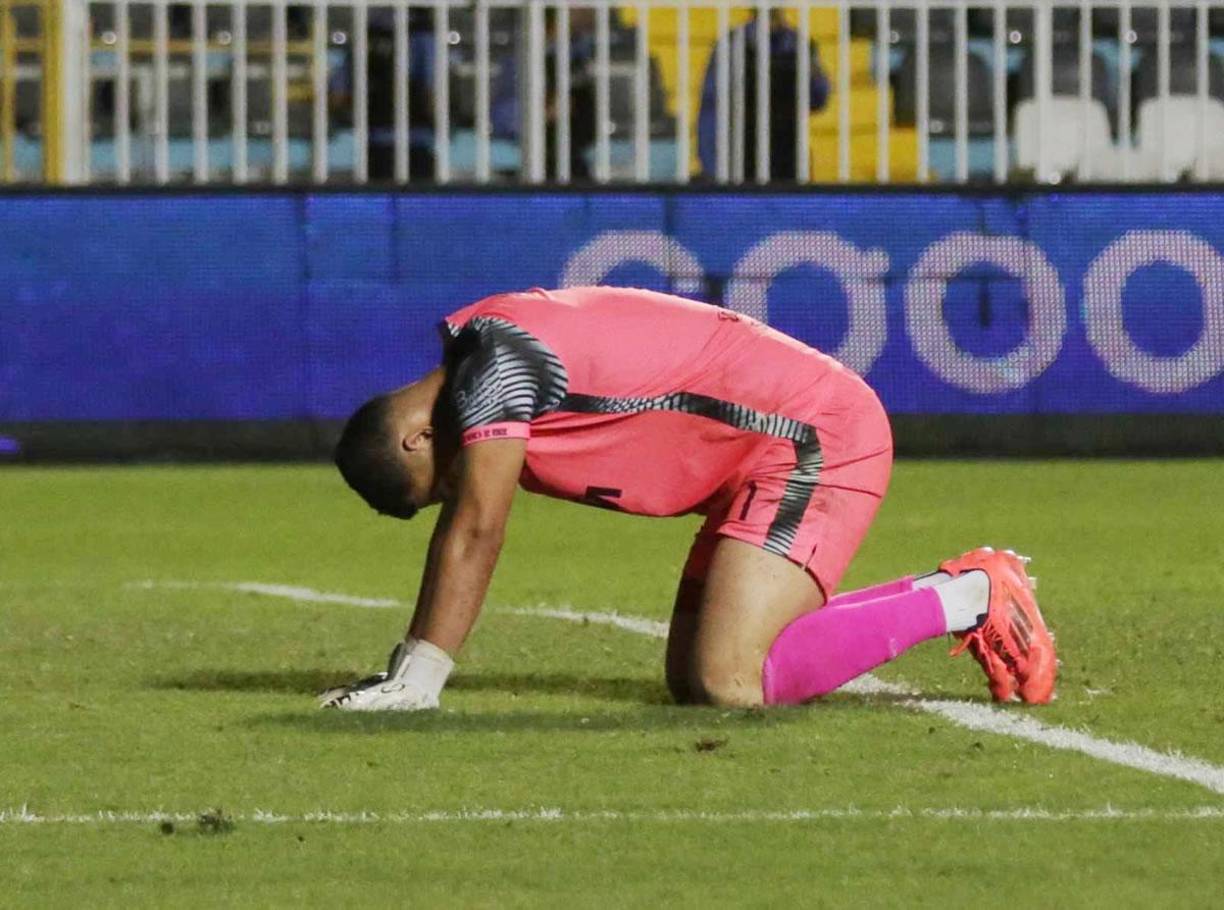 La amargura de Harold Fonseca, decepcionado de rodillas en el suelo tras el gol de José Mario Pinto.