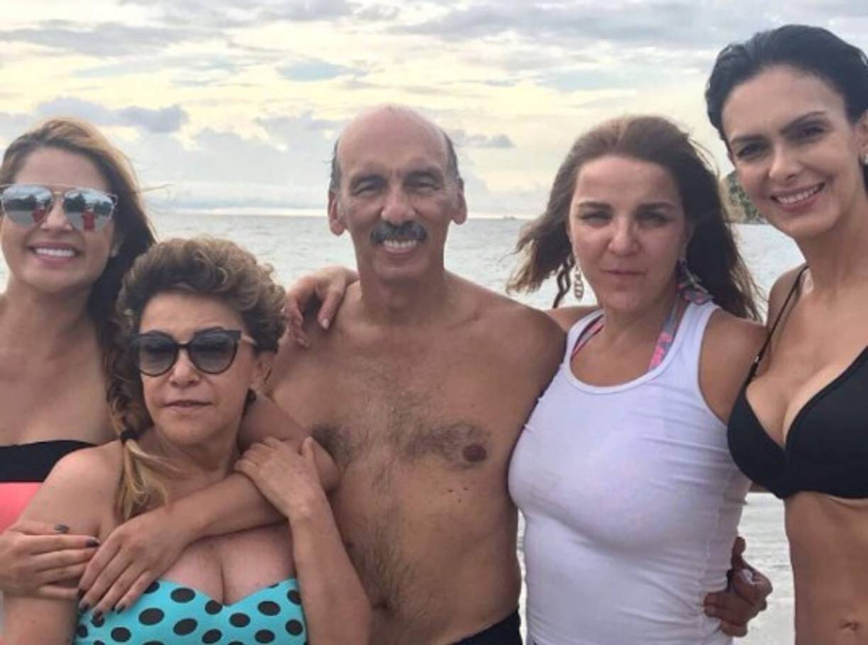 'Betty está en Argentina pero su papá está en representación de su hija cuidando al cuartel de las feas', escribió la actriz Marcela Posada (Sandra).