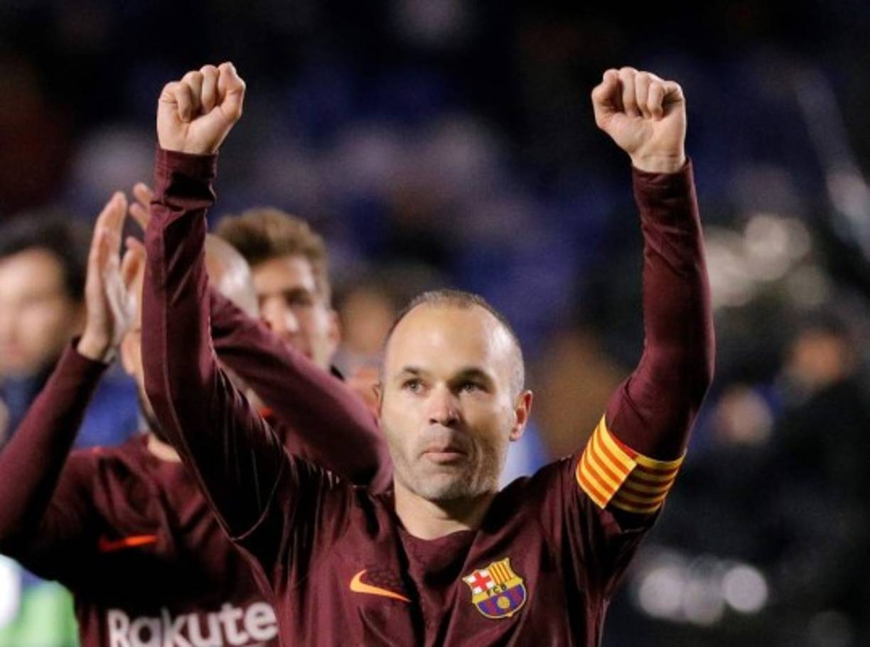 GRAF5747. LA CORUÑA, 29/04/2018.- El capitán del FC Barcelona, Andrés Iniesta, celebra el título tras vencer al Deportivo de Las Coruña, al término del partido de Liga en Primera División disputado esta noche en el estadio de Riazor. EFE/Lavandeira jr