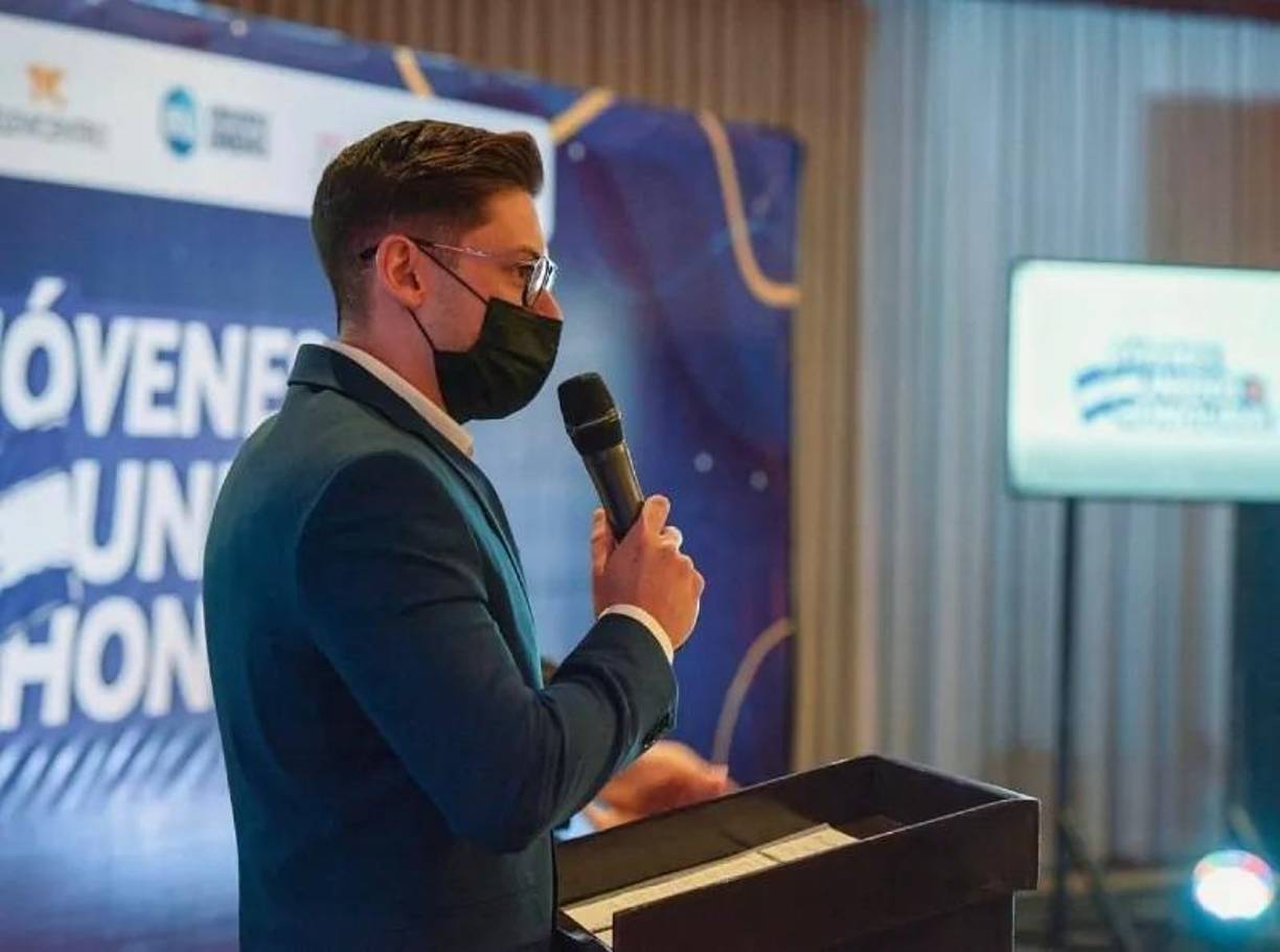 “La construcción de una cárcel masiva en Islas del Cisne amenaza a toda la vida salvaje ahí y ecosistemas enteros, incluidos los arrecifes de coral. Berta Cáceres dio su vida para proteger estos recursos naturales y ecosistemas, trágicamente su voz fue silenciada y yo alzando una nueva voz, que espero no sea silenciada, espero que mi mensaje te llegue para que puedas ayudarnos a levantar la voz por Islas del Cisne y evitar la construcción de la cárcel”, añadió. 