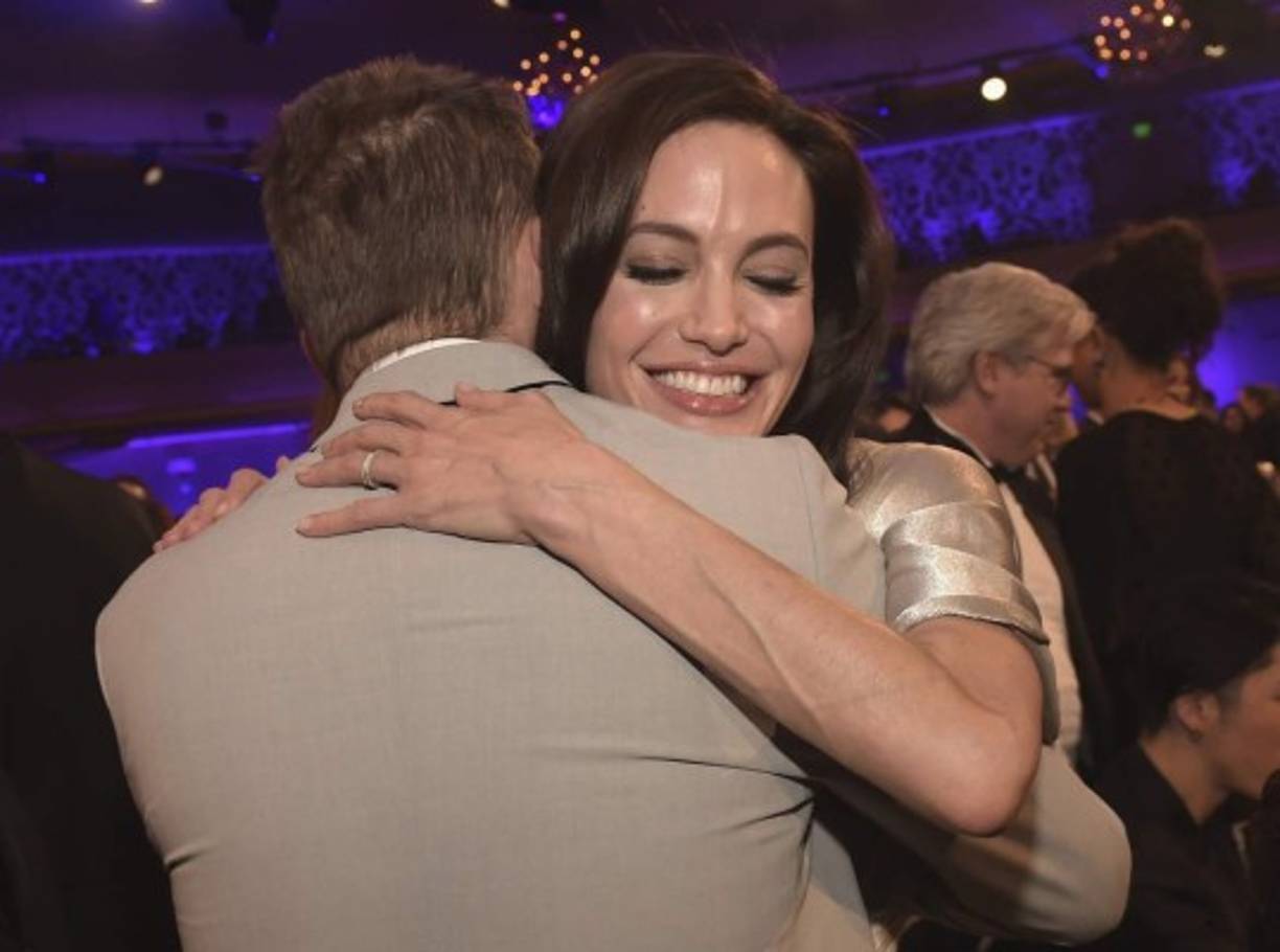 Según Us Weekly, las actrices llegaron a la alfombra roja con solo cinco minutos de diferencia; Aniston llegó agarrada de manos de su futuro esposo a las 5.32 pm y Jolie llegó sola a las 5:37 pm.