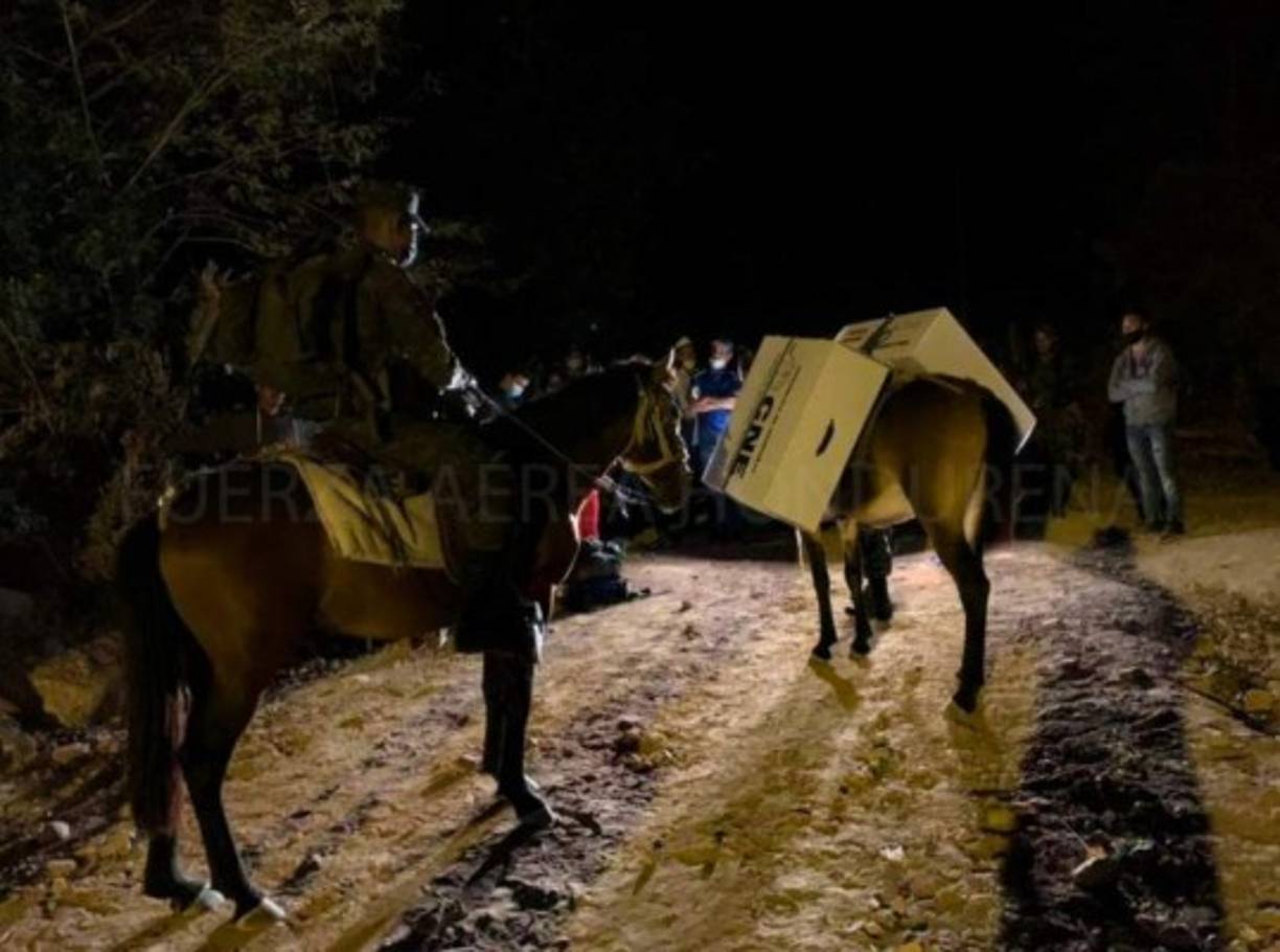 Los efectivos del Primer Escuadrón de Defensa Aérea de Tegucigalpa se movilizaron en caballos hasta la aldea El Obrajito, Sabanagrande, Francisco Morazán.