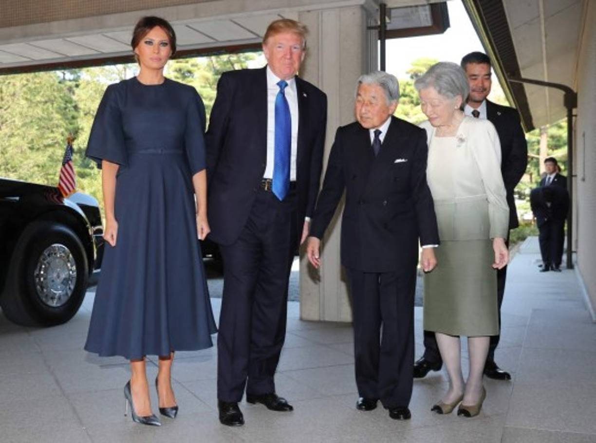 Para su segundo día en Japón, Melania Trump y el presidente Trump se reunieron con el emperador Akihito y la emperatriz Michiko en el Palacio Imperial.