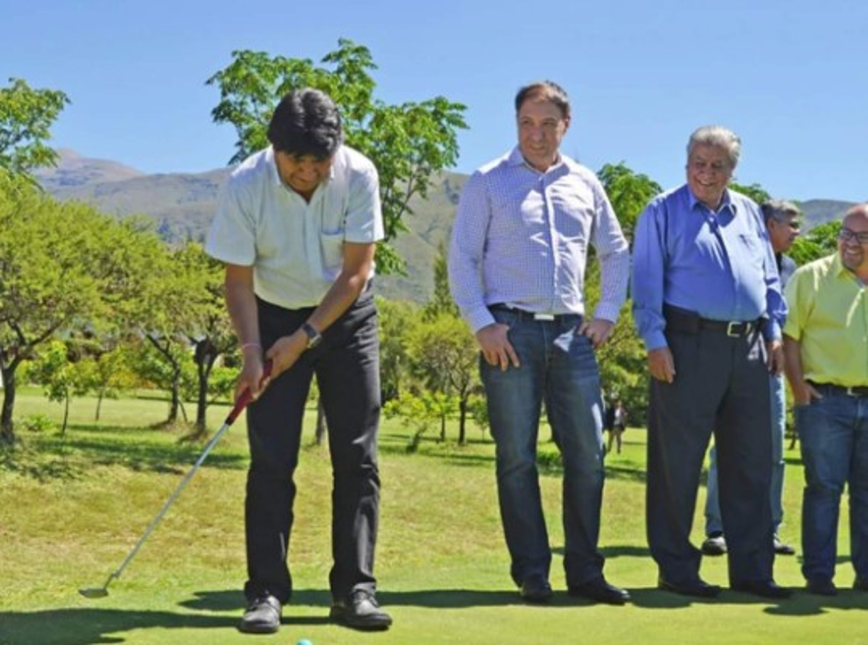 Morales, que al igual que el mandatario estadounidense, Donald Trump, disfrutaba de jugar golf en los exclusivos resorts de Bolivia, ocupaba dos pisos en la cima del edificio, al que se accedía con un ascensor exclusivo.