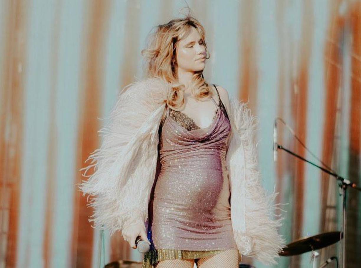 “Pensé en usar algo particularmente brillante para distraerlos de otra cosa que traigo entre manos, pero no estoy segura de que esté funcionando”, dijo burlonamente al público presente. Este es el primer hijo de la enamorada pareja.