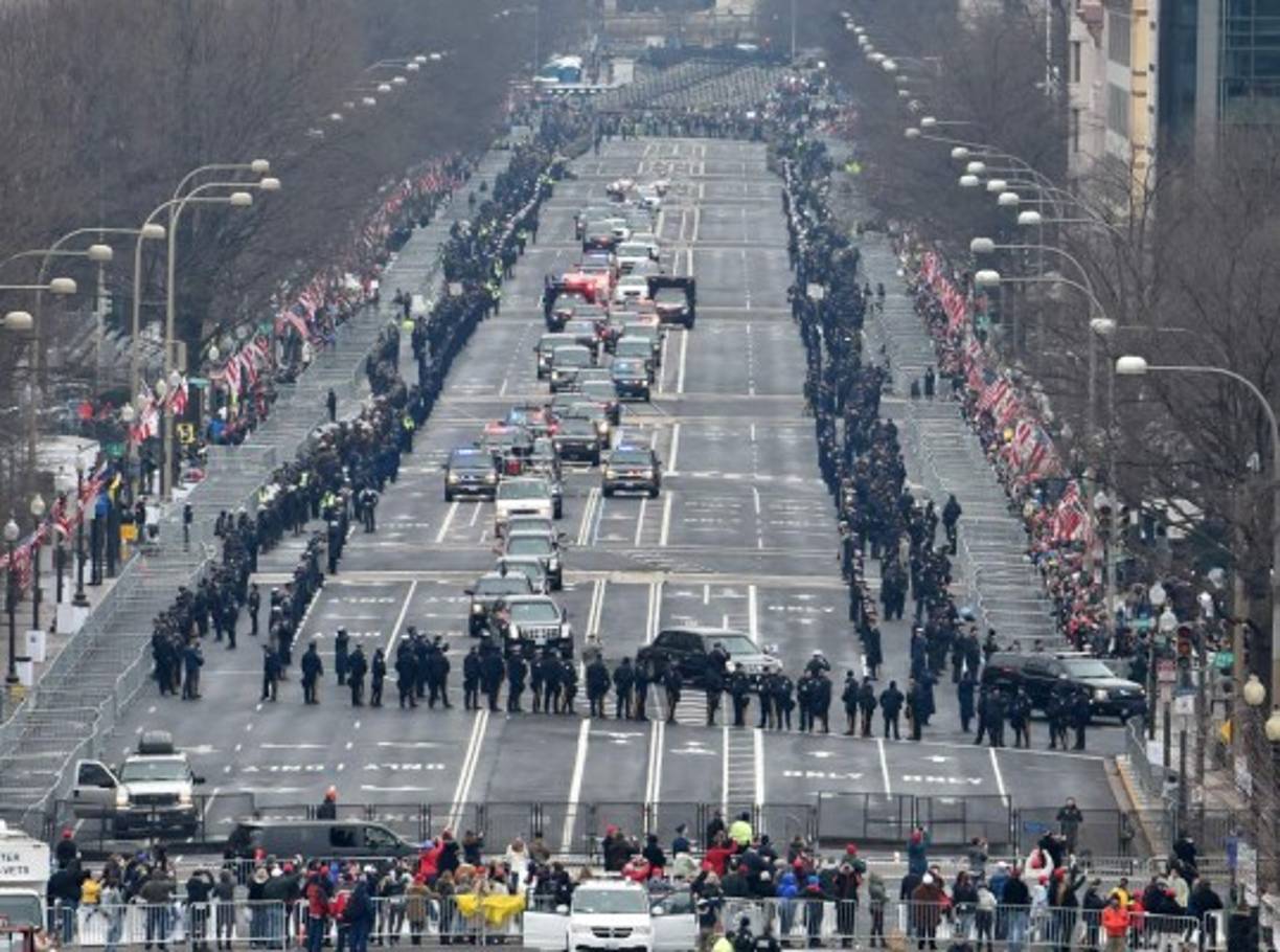 Una panorámica donde se observa como los estadounidenses abarrotaron las calles para saludar al nuevo mandatario, mientras en otros extremos se realizaban numerosas protestas rechazando a Trump.