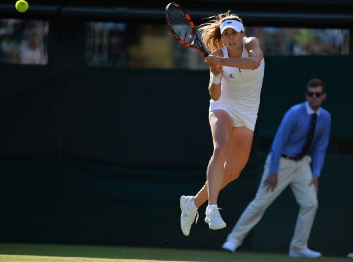 THM40. Green Bay (United States), 09/10/2016.- Green Bay Packers center JC Tretter (C-R) lifts New York Giants cornerback Janoris Jenkins (C-L) off the ground after Jenkins intercepted a pass thrown by Green Bay Packers quarterback Aaron Rodgers (not pictured) during the NFL American Football game between the New York Giants and the Green Bay Packers at Lambeau Field in Green Bay, Wisconsin, USA, 09 October 2016. (Fútbol, Estados Unidos) EFE/EPA/TANNEN MAURY