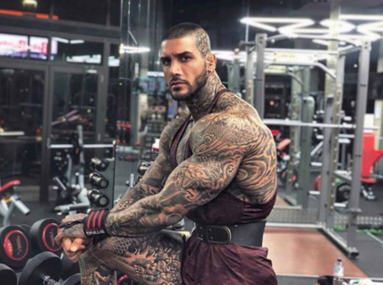 El también levantador de pesas ha causado controversia en redes sociales donde publica con frecuencia imágenes de sus desnudos, generando críticas de sus seguidores que lo denuncian como una contradicción con la fe musulmana.