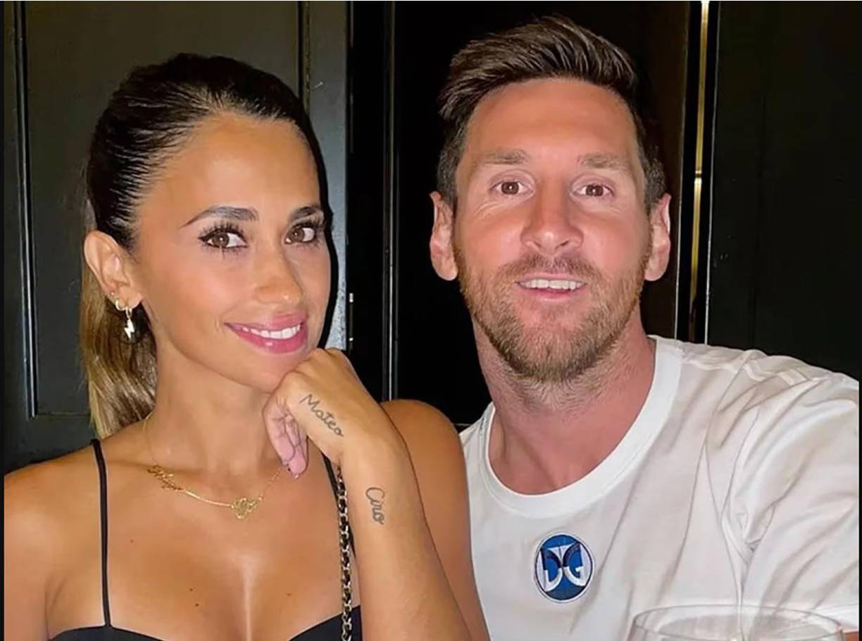 Uno de ellos es cuando Antonella no quiere subir al escenario tras la entrega del Balón de Oro a su marido, Leo Messi. Un gesto que puede ser por timidez. 