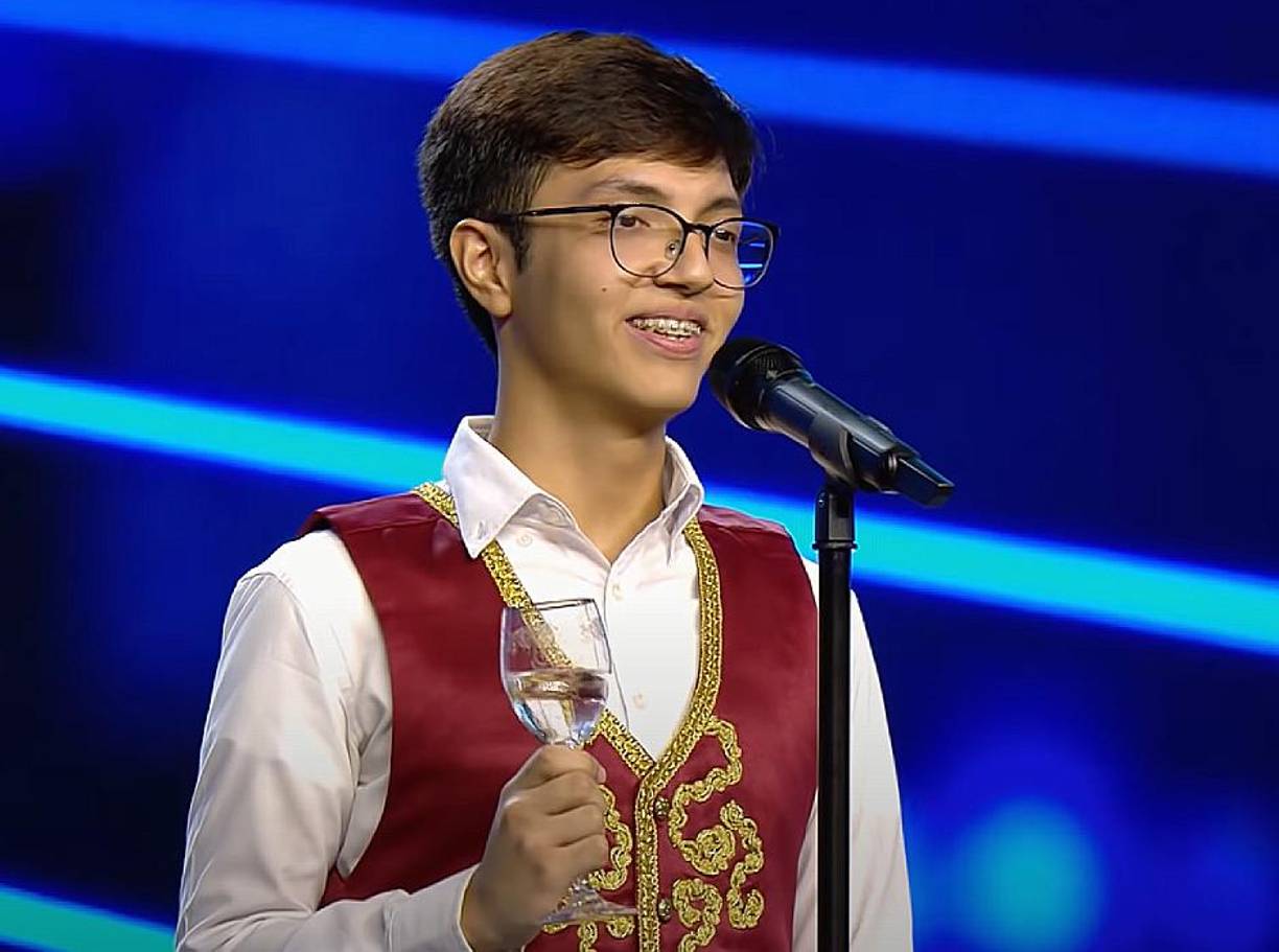 Y claro, Dennis Orellana se dio a conocer en gran parte del mundo por su incursión en Got Talent España, donde después de su magistral interpretación recibió el “Pase de oro”, lo cual significó su acceso a las semifinales de la competencia, la cual no pudo continuar por motivos de salud y decisión personal, ya que quería orientar su carrera de otra forma. 