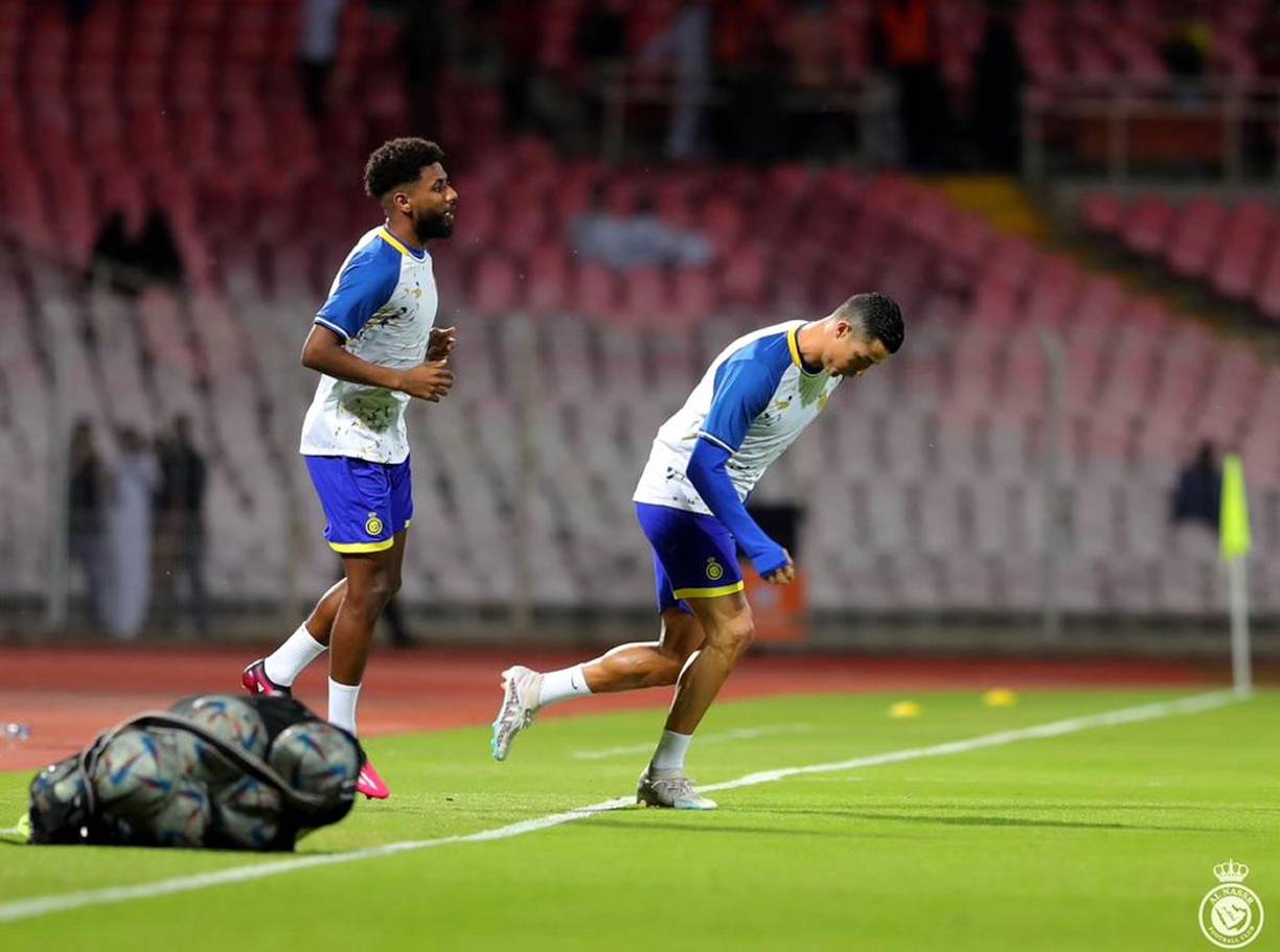 Cristiano Ronaldo saliendo a realizar el calentamiento previo al partido contra el Al Wehda.