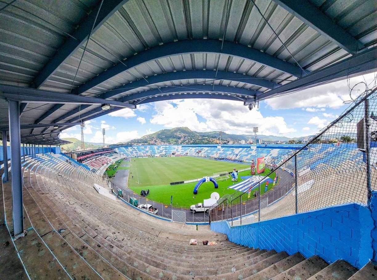 Una imagen panorámica del estadio Nacional Chelato Uclés horas antes del partido de vital importancia para Honduras.