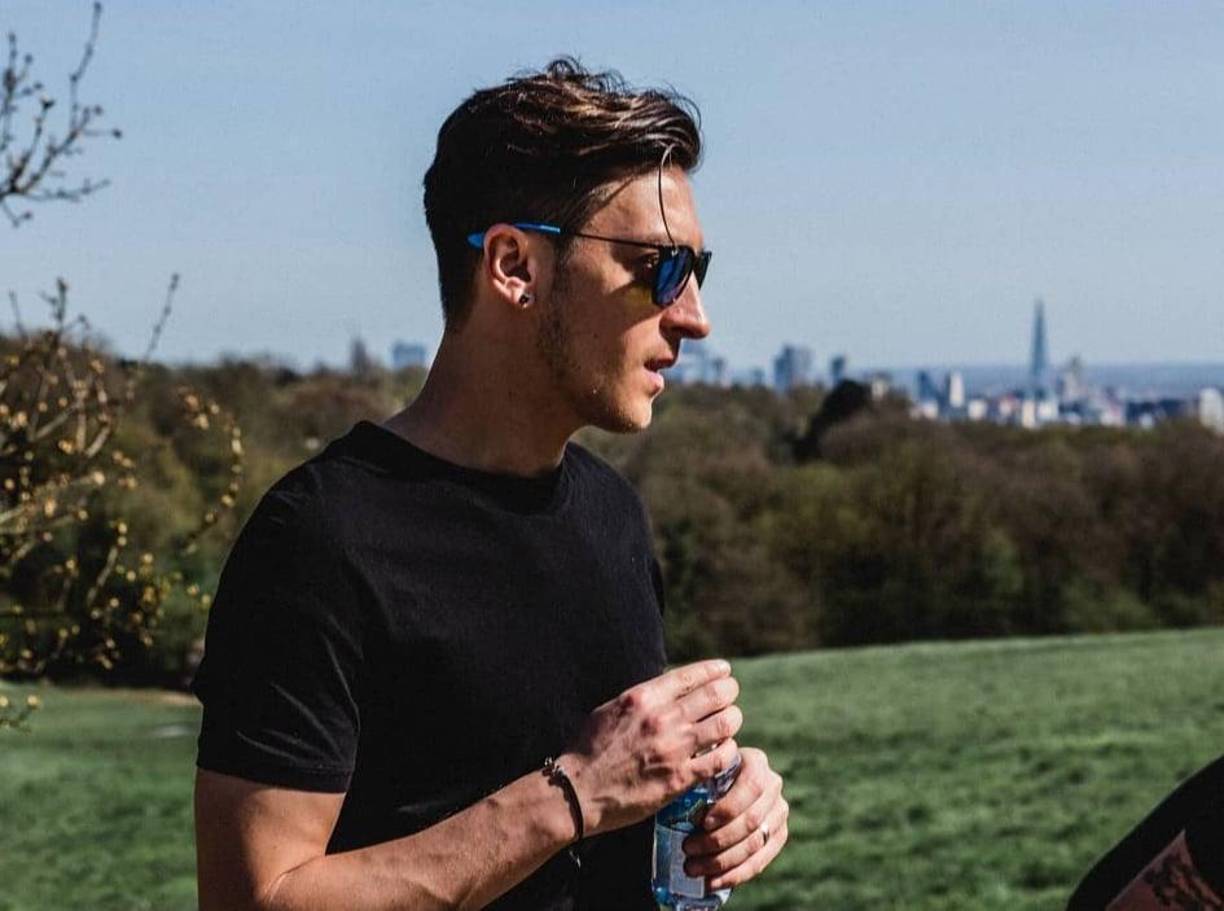 “Estamos trabajando en una moneda digital M10. Este es nuestro gran proyecto 2022 y esperamos lanzarlo este año. Significa que los fanáticos pueden comprar los productos de Mesut con sus propias monedas en su propio ecosistema”, comentó su agente Erkut Sogut.