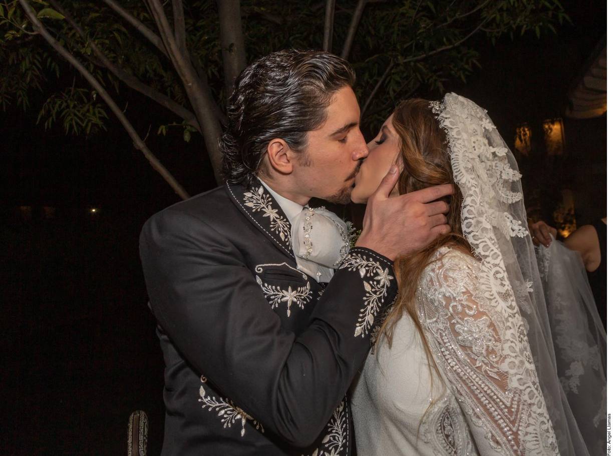 Alejandro Fernández no puede ocultar la emoción y los buenos deseos hacía su primogénito Alex, quien llegó al altar con Alexia Hernández, tras casi 12 años de relación.