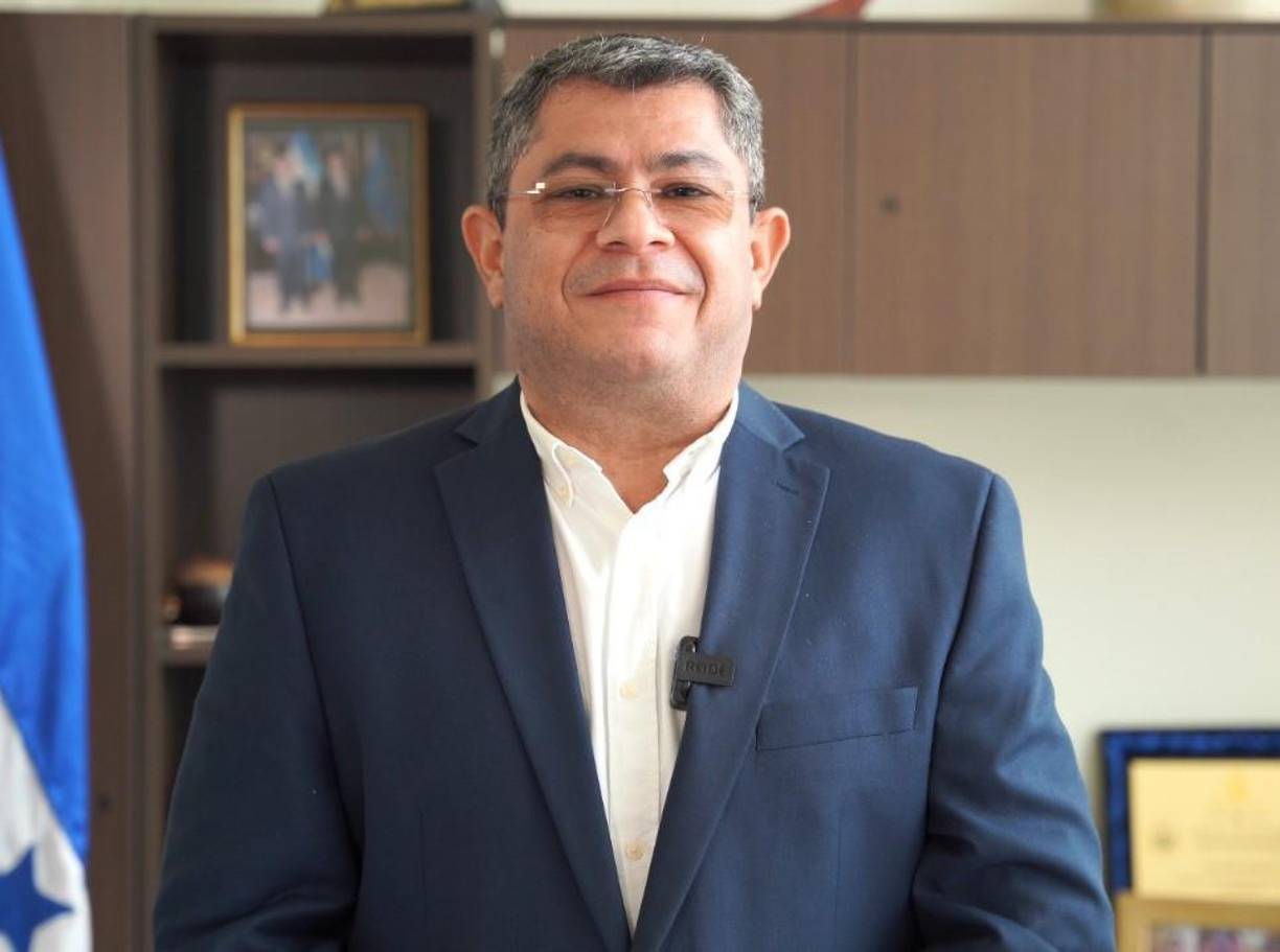 Ayala Alvarenga fungió como secretario en el Despacho de Gobernación, Justicia y Descentralización entre 2016 y 2022, durante la administración de gobierno del expresidente Juan Orlando Hernández (2014-2022).