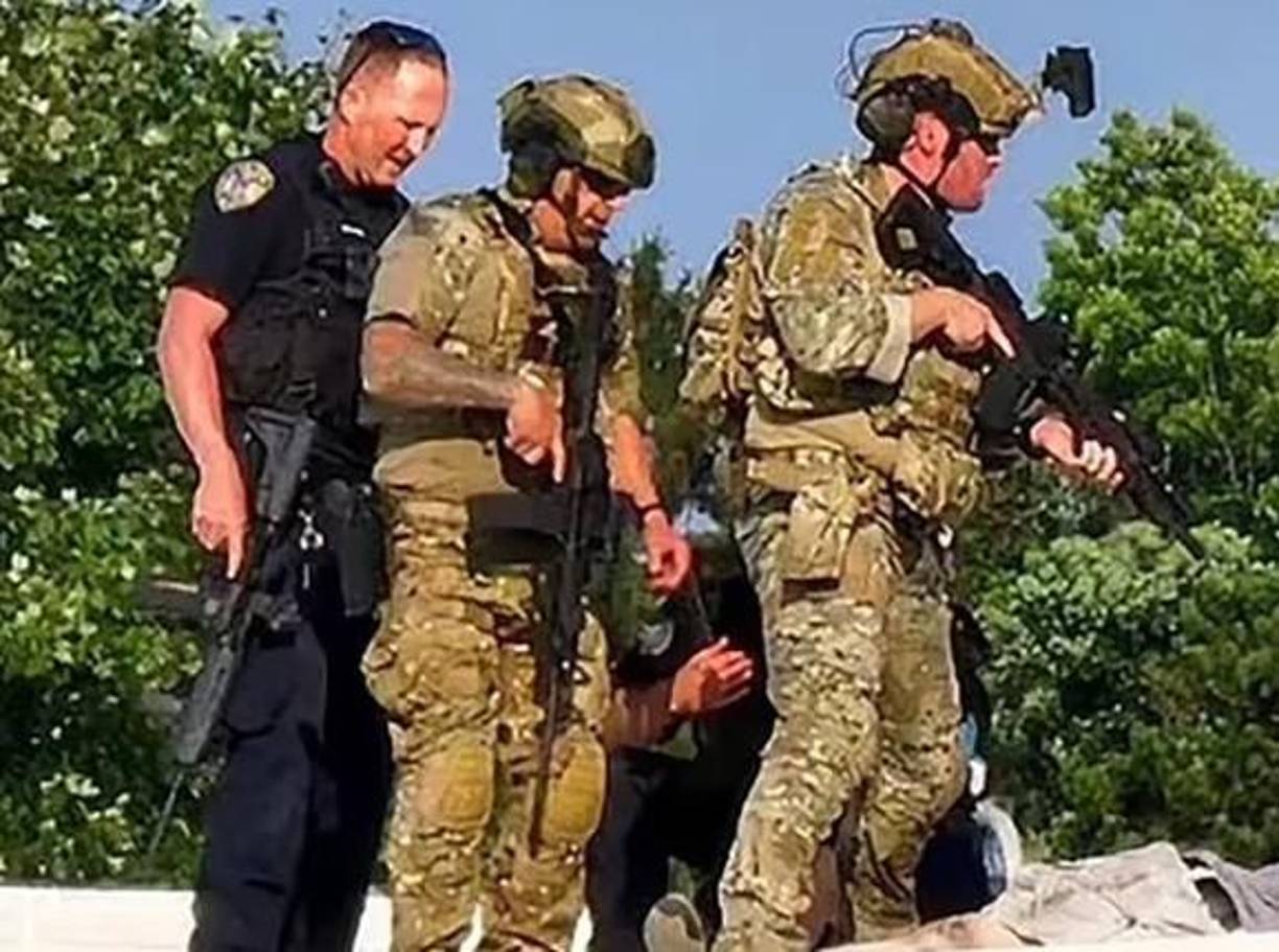 Pudieron verse imágenes de los agentes cuando llegan al tejado donde estaba el tirador, que iba vestido con ropa gris de camuflaje.