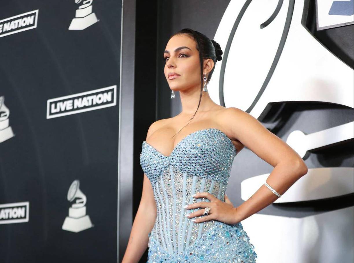 “Pero la vida me ha enseñado a adaptarme a cada momento y a cada situación y a no olvidar de dónde vengo ni de adónde voy. Cuando no tenía nada sólo me hacía falta el amor de mi familia, y ahora que lo tengo todo valoro aún más ese entorno que siempre me ha cuidado. Gracias a Dios, yo también puedo cuidarlos a ellos. Mi familia y mis amigos son y han sido un gran apoyo en cada etapa de mi vida”. 