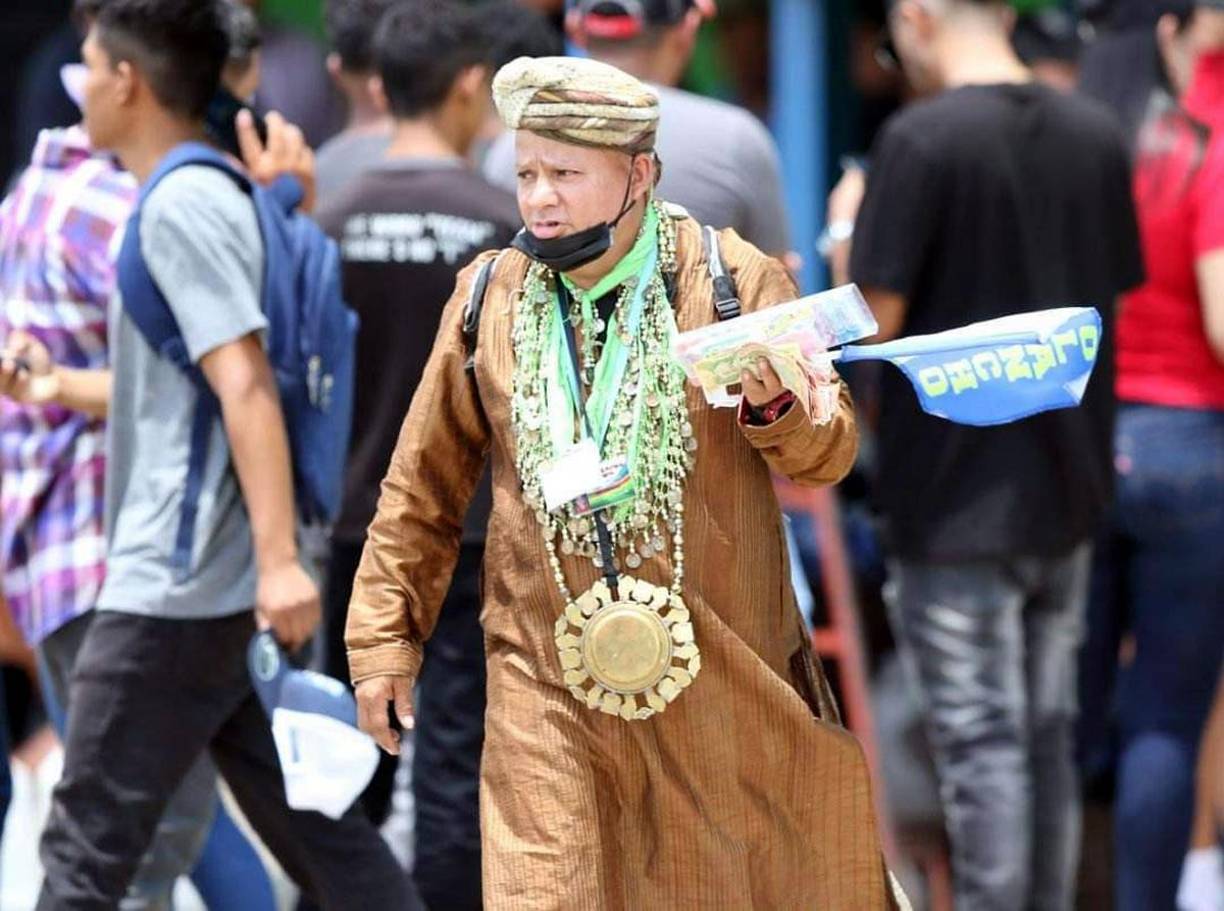 La curiosa vestimenta de este hombre en las afueras del estadio Juan Ramón Brevé Vargas de Juticalpa.