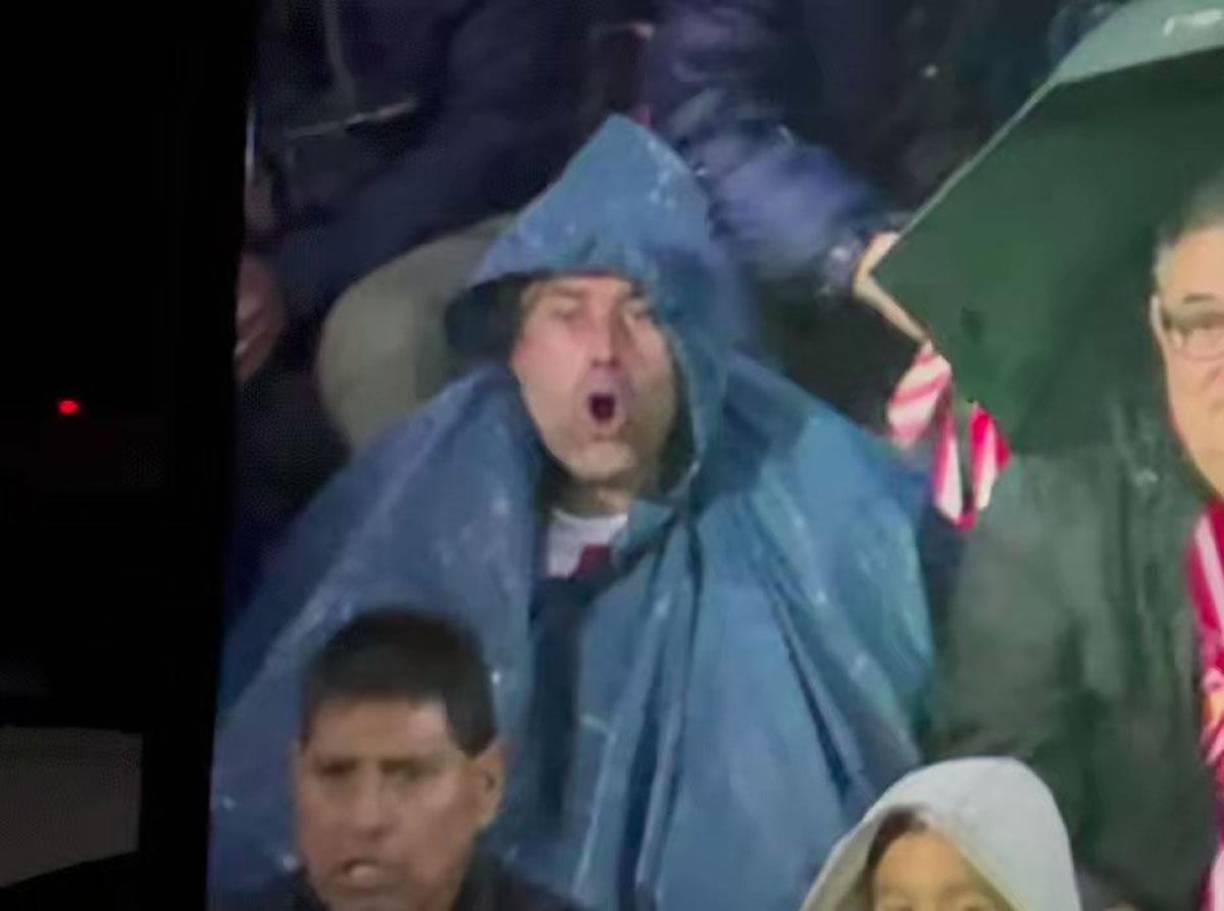 La televisión captó a este aficionado haciéndole como mono contra Vinicius y la Liga ya tiene pruebas.