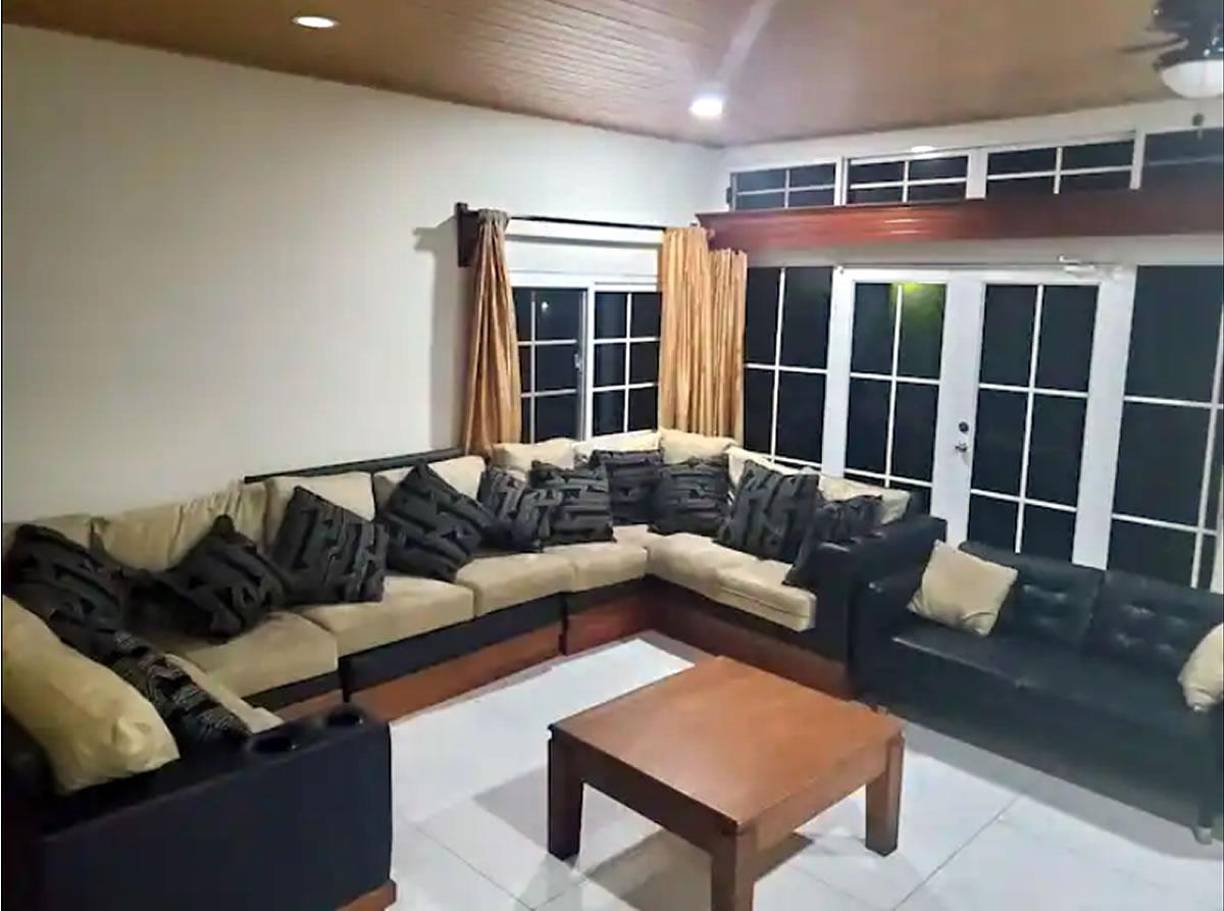 Alberth Elis decidió poner en renta su casa debido a que su familia se mudó a vivir a Estados Unidos.