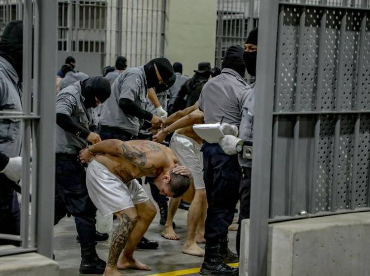 El presidio fue construido para recluir a parte de los 65.000 supuestos pandilleros detenidos bajo un régimen de excepción decretado por el Congreso a pedido de Bukele, en respuesta a una escalada de violencia que se cobró la vida de 87 personas entre el 25 y el 27 de marzo de 2022.