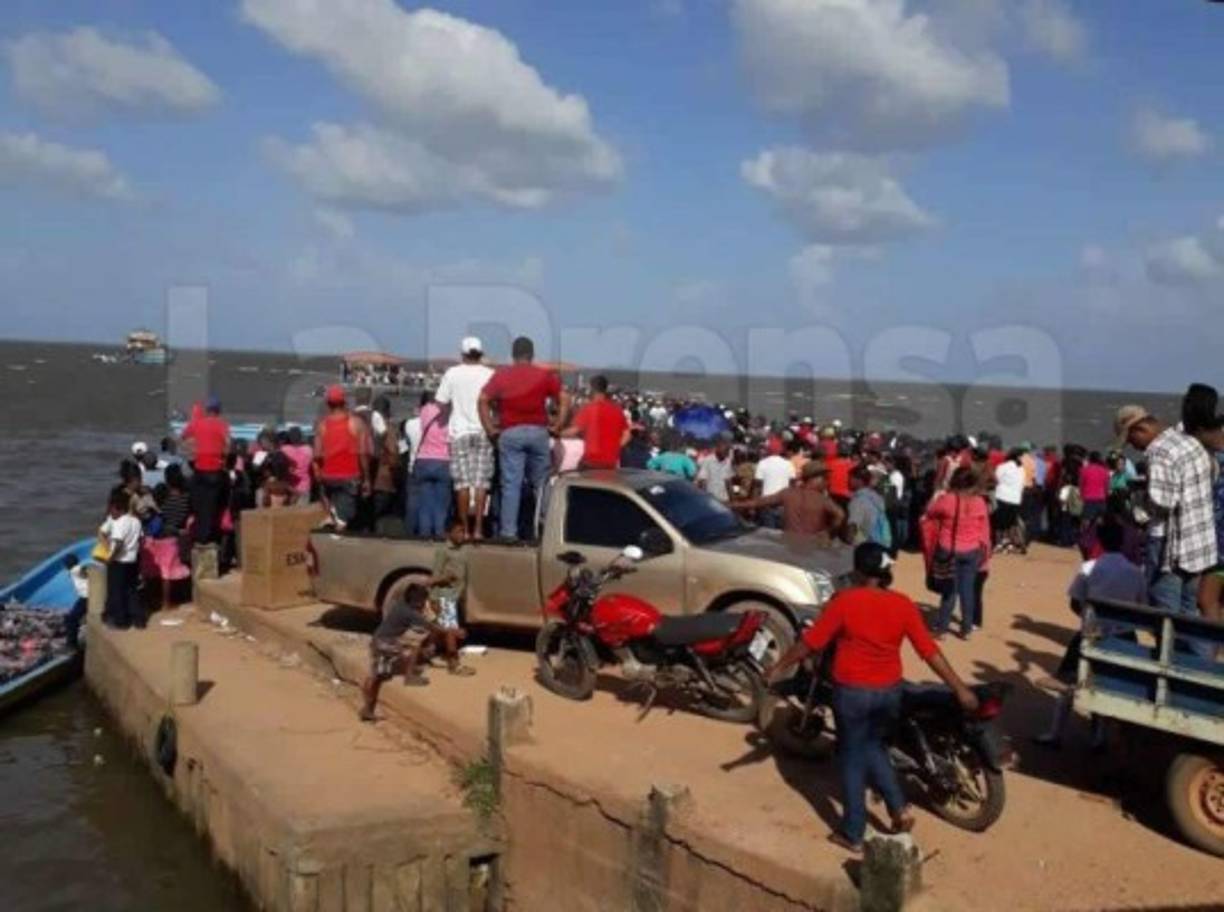 En el percance fallecieron Geraldina Valderramos (de 27 años), Greisi Álvarez Valderramos (de siete), Alma Pravia Álvarez (de dos), Auralia Flores Wilson (de 25), Demsy Álvarez Tela y Williams Blanco (51 años), informó el Cuerpo de Bomberos de Puerto Lempira.Las personas murieron por sumersión y los cuerpos fueron rescatados por elementos navales y bomberiles que se sumaron a las labores de búsqueda y rescate.<br/>