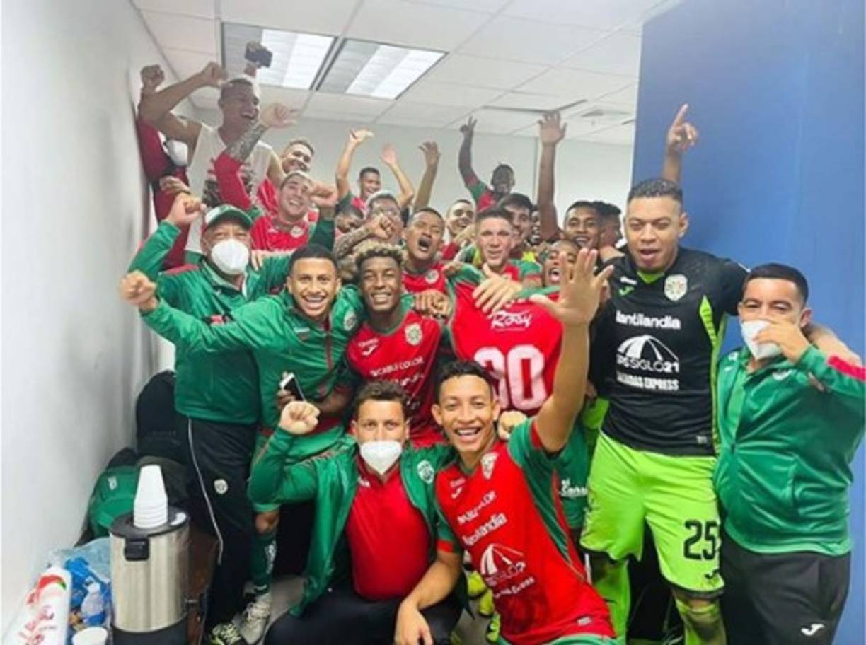 Así celebraron los jugadores del Marathón en el vestuario del Nacional.