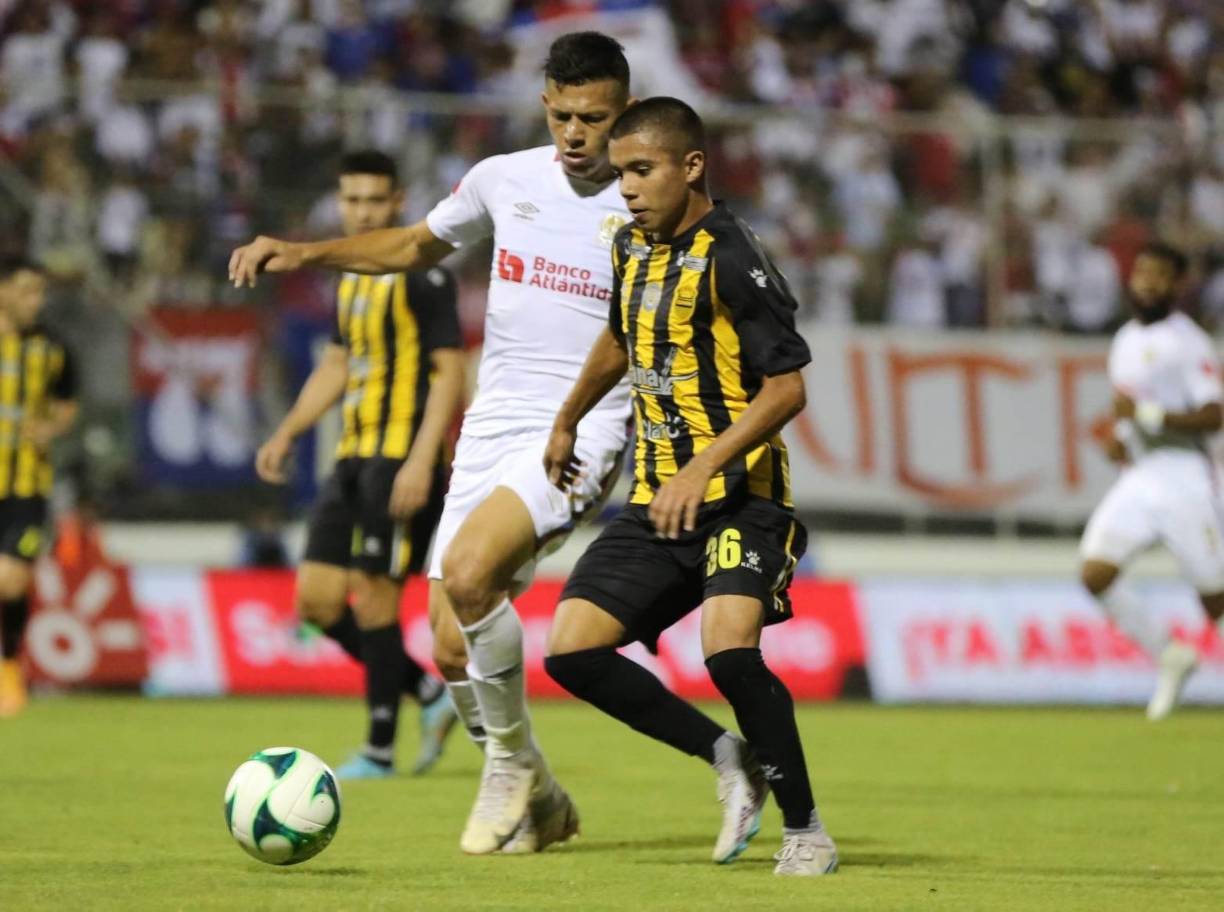 El niño Roberto Osorto ingresó en el segundo tiempo y fue un dolor de cabeza para el Olimpia al extremo que provocó el penal que transformó en gol Ramiro Rocca. Inclusive Pedro Troglio lo alabó en rueda de prensa.