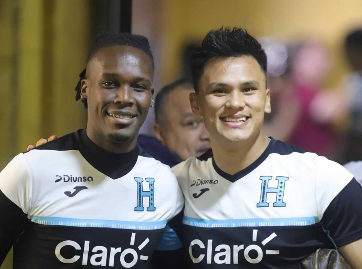 Román Rubilio Castillo y Denil Maldonado, excompañeros en el Motagua, posando para el lente de Diario La Prensa antes de la práctica.