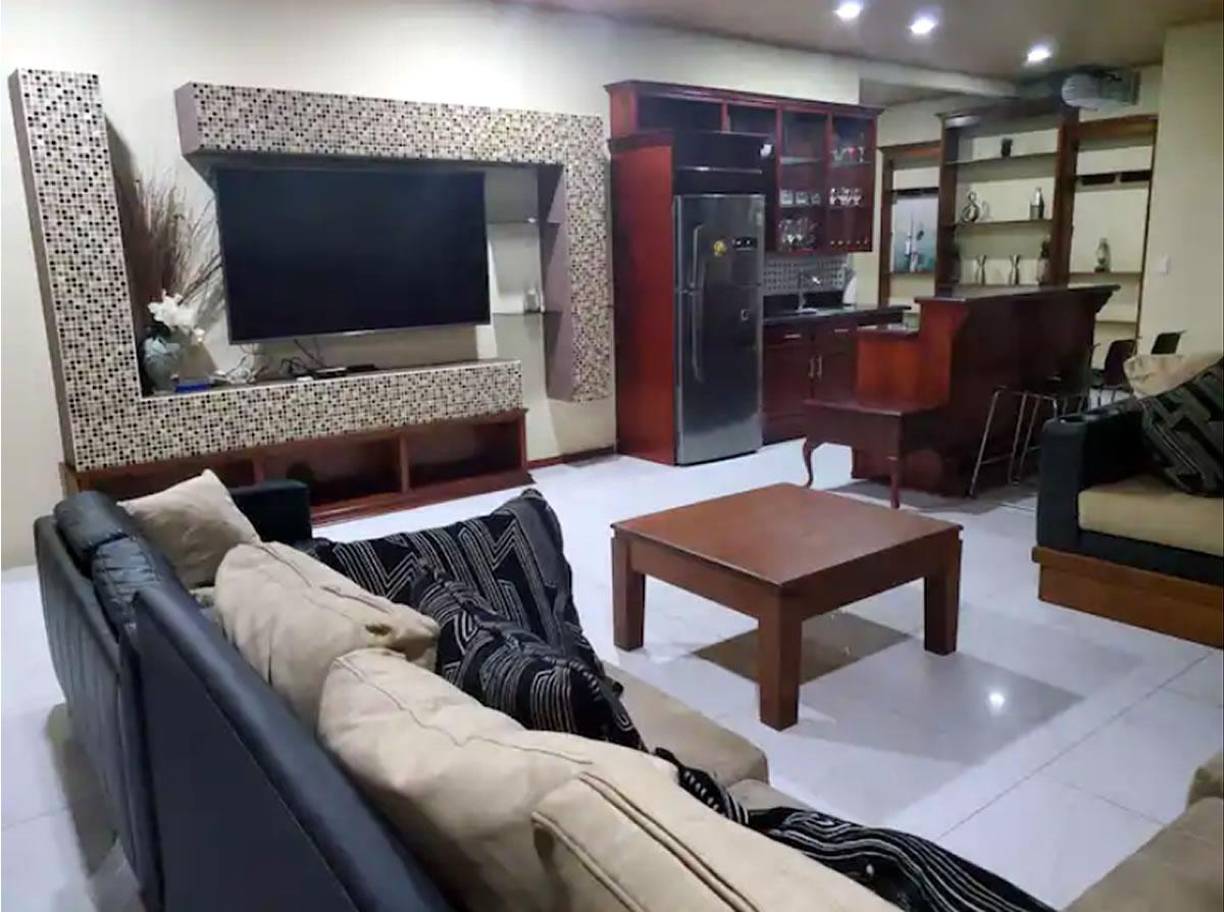 La mansión del delantero catracho tiene muchos lujos.