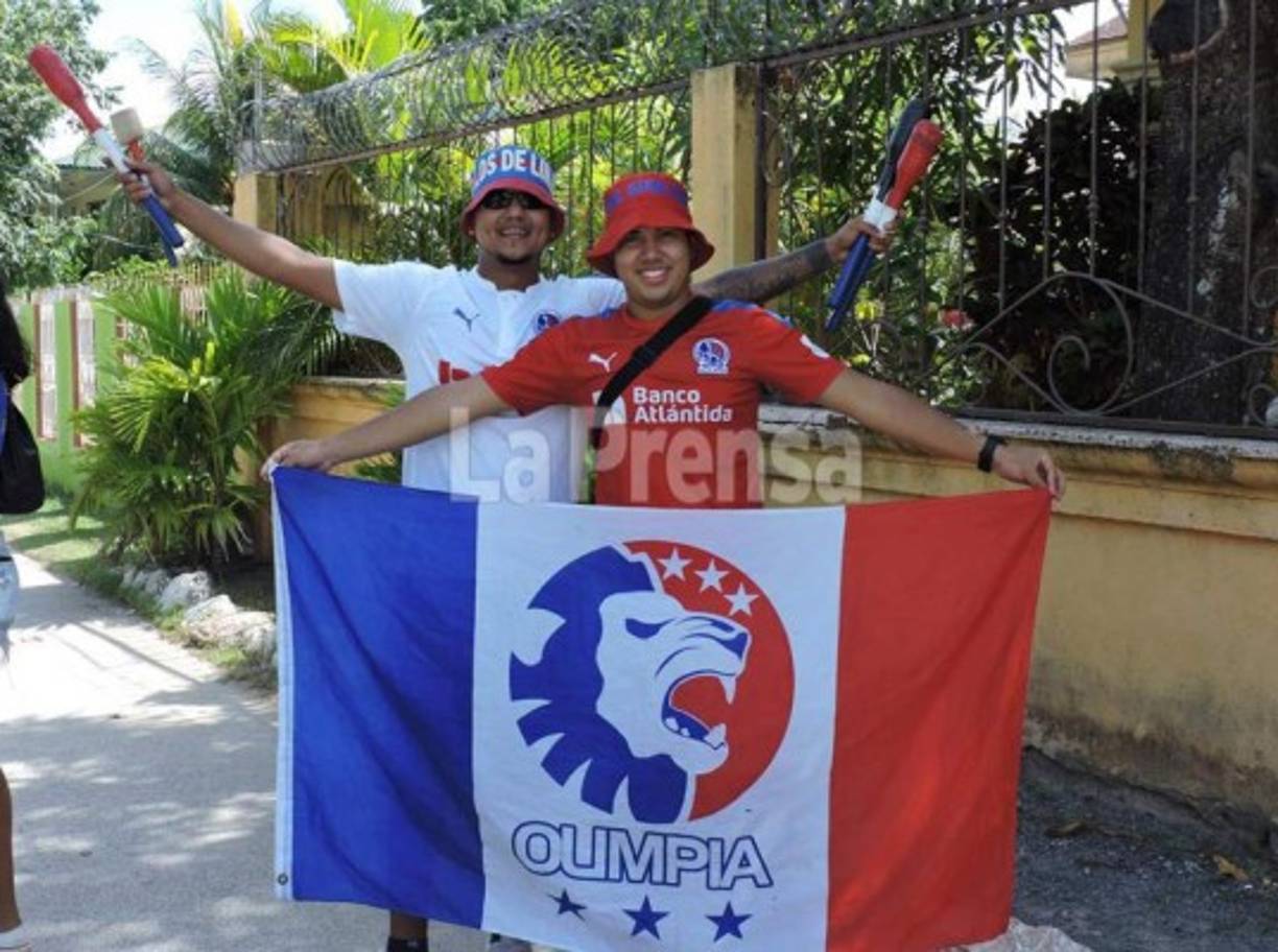 La afición del Olimpia llegó al estadio para darle el apoyo al club de sus amores.