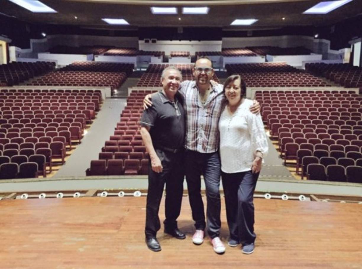 Visita la iglesia junto a su familia, quienes también sabían de la antigua vida que llevaba al periodista, así como de sus adicciones.