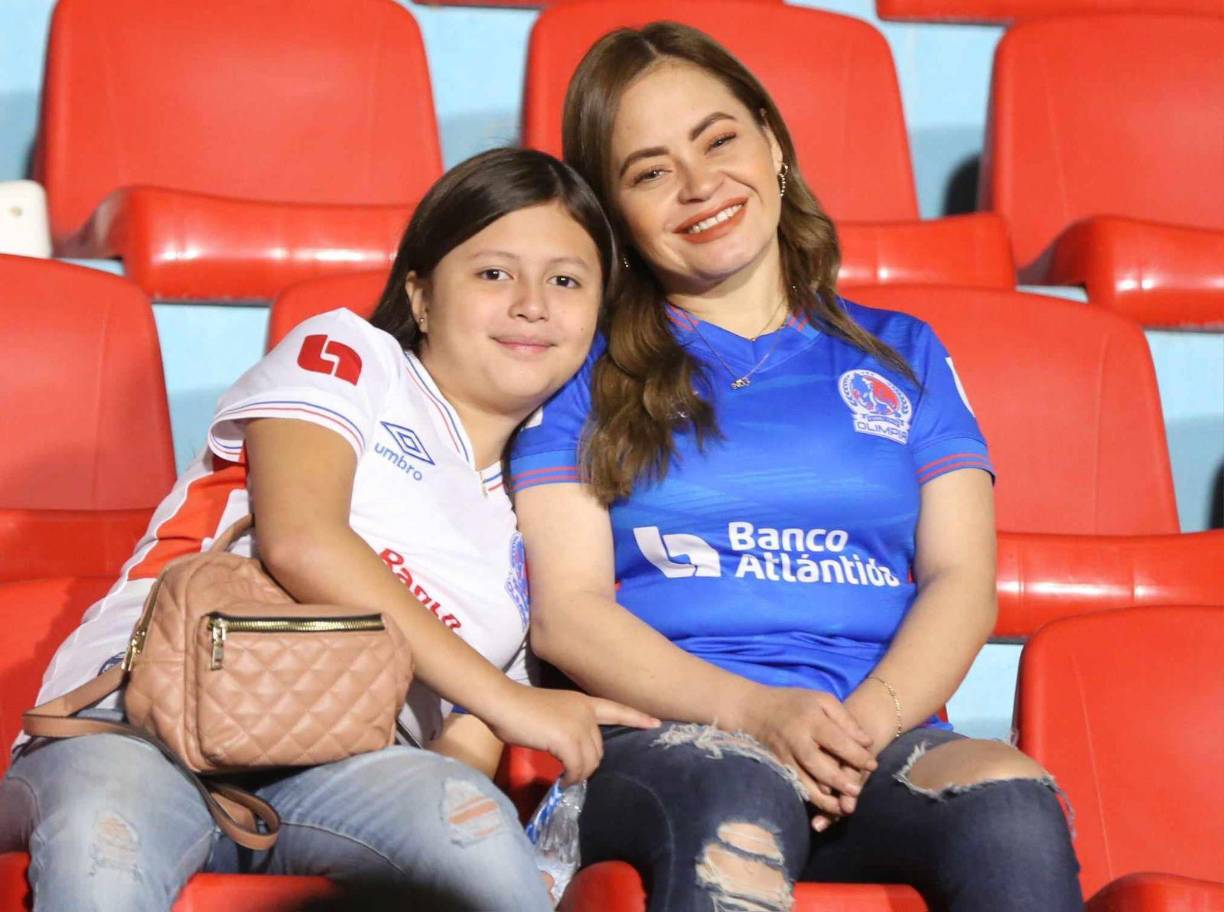 Un gran ambiente se vivió en las graderías del Estadio Nacional Chelato Uclés.