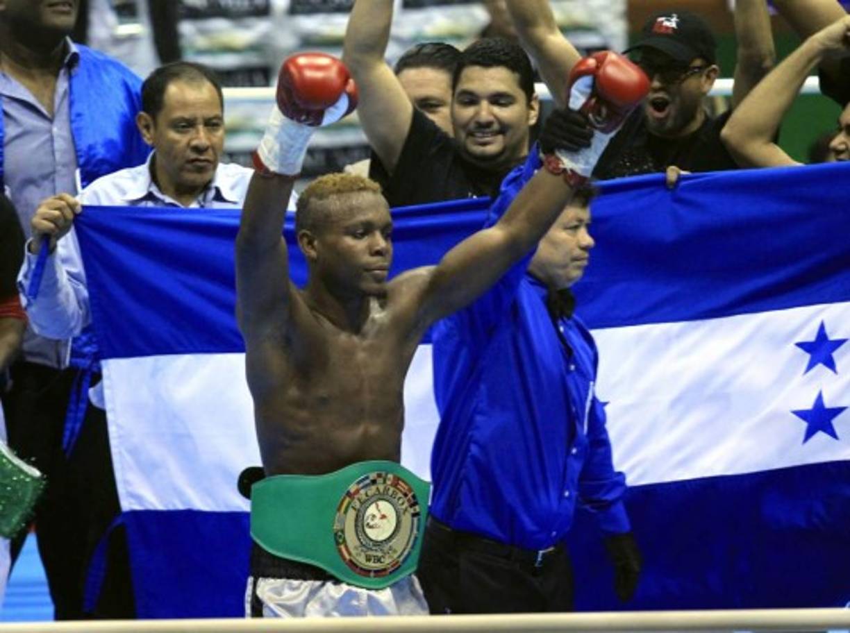 El festejo del 'Escorpión' Ruiz tras ganar el combate.