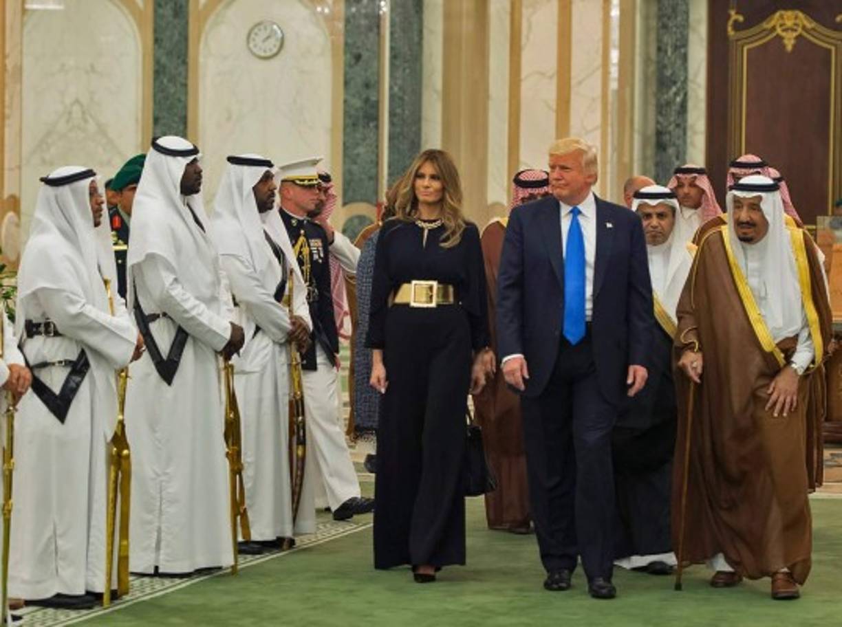 Melania optó por llevar su cabello suelto y sin cubrirlo con un velo, como ya hicieron las antiguas primeras damas de visita en Arabia Saudita, como Michelle Obama y Laura Bush. Según el estricto código de vestuario del reino, las mujeres saudíes deben ocultar su pelo con el 'hiyab', el pañuelo islámico, no hacerlo es considerado un desafío a la ley islámica.