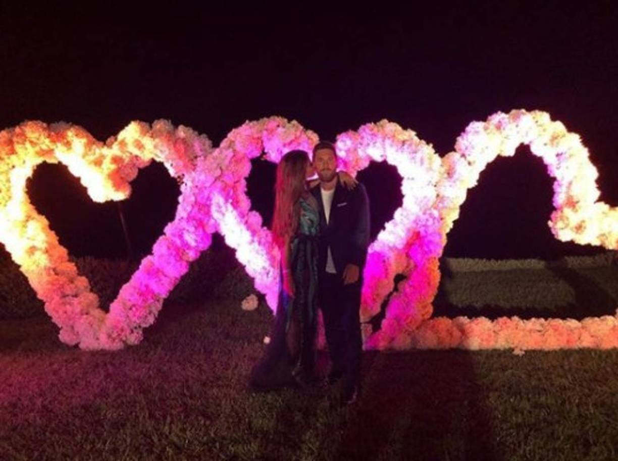 Antonella Roccuzzo subió esta imagen a su cuenta de Instagram posando junto a Messi en la celebración de sus amigos.