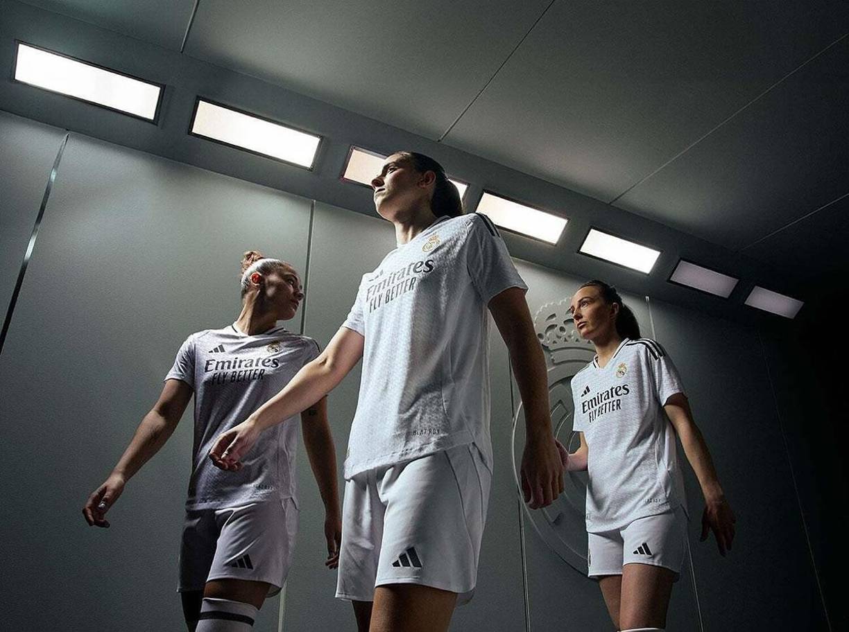 Las jugadores del equipo femenino del Real Madrid formaron parte de la presentación de la nueva camiseta.